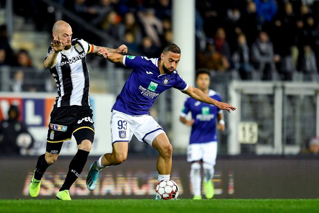 CHARLEROI, BELGIUM - OCTOBER 4 : Dorian Dessoleil defender of Charleroi and Kemar Roofe forward of Anderlechtduring the Jupiler Pro League match between Sporting Charleroi and RSC Anderlecht  on October 04, 2019 in Charleroi, Belgium, 04/10/2019 ( Photo by Sebastien Smets / Photo News via Getty Images)