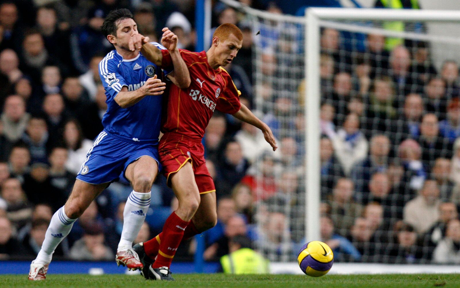 Chelsea's Frank Lampard (L) challenges Reading's Steve Sidwell during their English Premier League soccer match at Stamford Bridge in London December 26, 2006. NO ONLINE/INTERNET USE WITHOUT A LICENCE FROM THE FOOTBALL DATA CO LTD. FOR LICENCE ENQUIRIES PLEASE TELEPHONE +44 (0)207 864 9000.  REUTERS/Alessia Pierdomenico (BRITAIN)