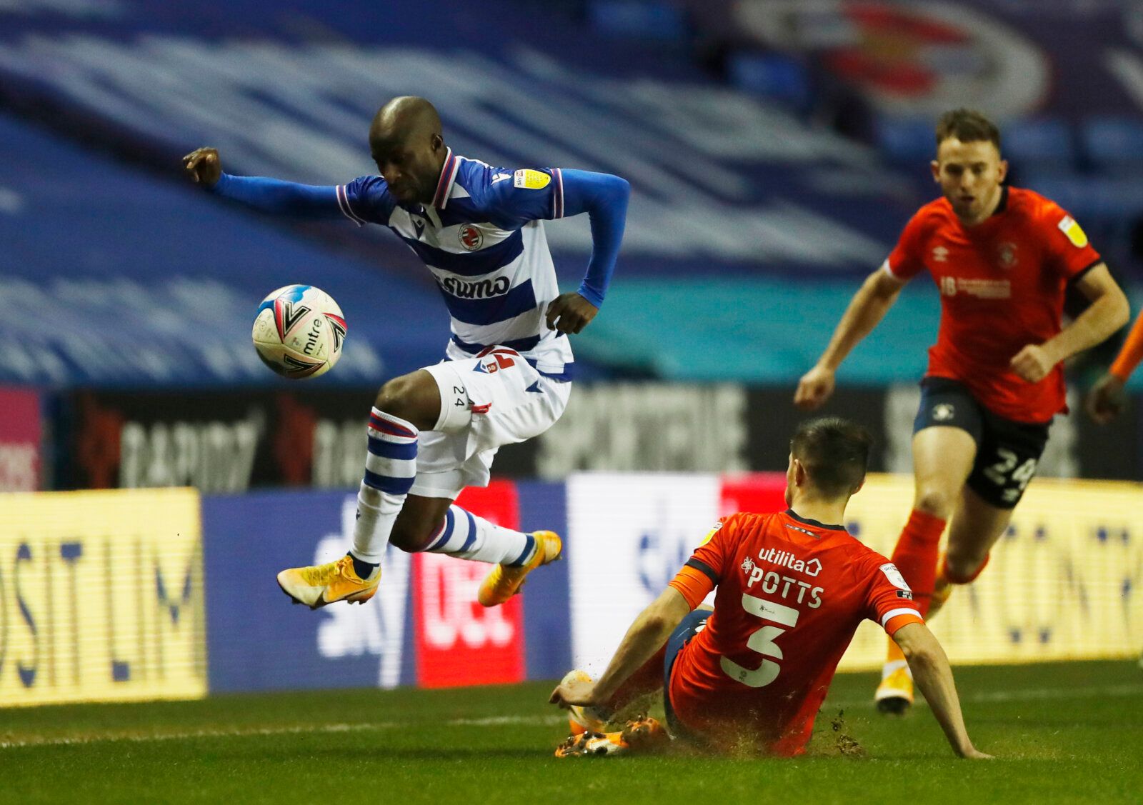 Soccer Football - Championship - Reading v Luton Town - Madejski Stadium, Reading, Britain - December 26, 2020 Reading's Sone Aluko in action with Luton Town's Dan Potts Action Images/Matthew Childs EDITORIAL USE ONLY. No use with unauthorized audio, video, data, fixture lists, club/league logos or 'live' services. Online in-match use limited to 75 images, no video emulation. No use in betting, games or single club /league/player publications.  Please contact your account representative for furt