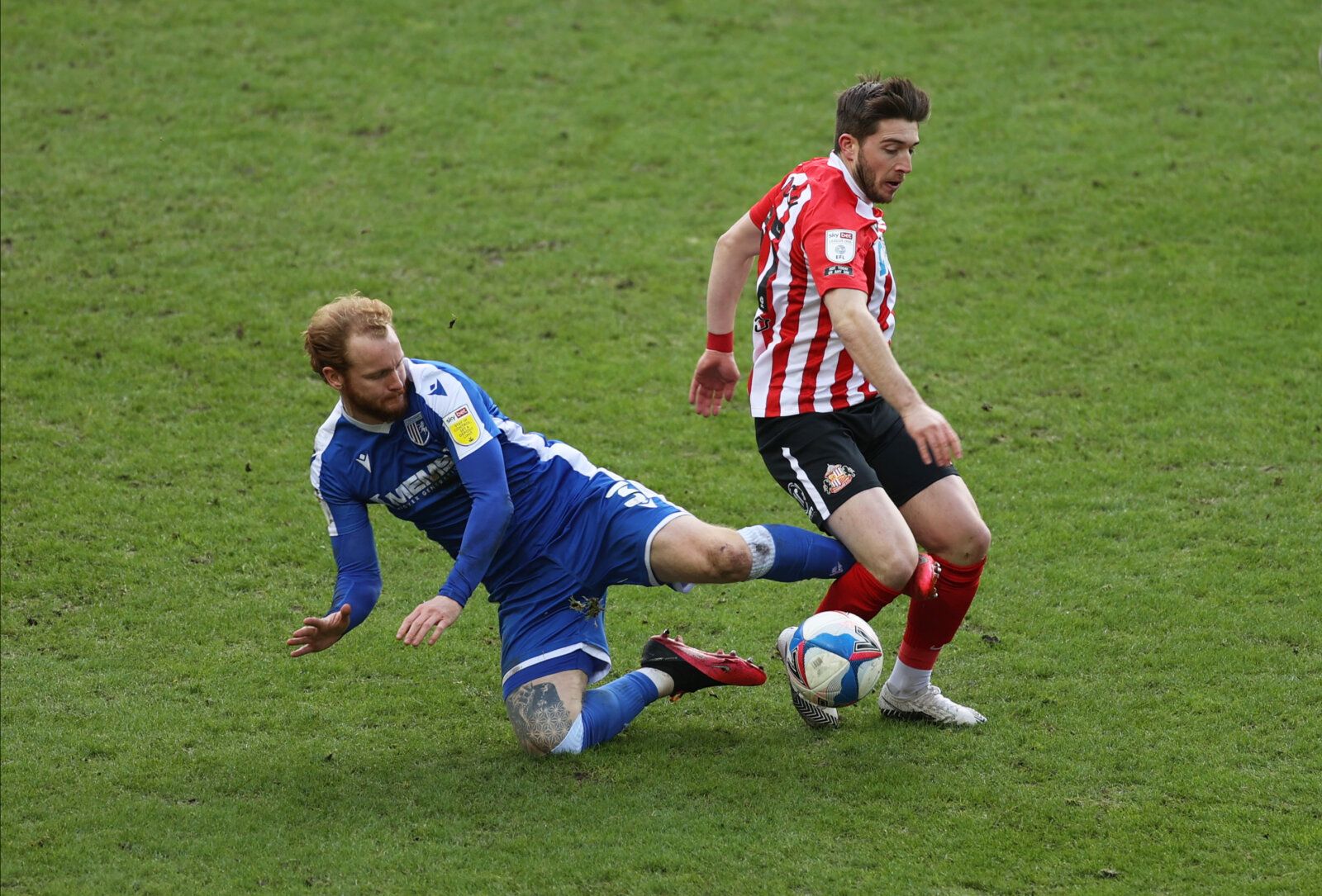 Soccer Football - League One - Sunderland v Gillingham - Stadium of Light, Sunderland, Britain - January 30, 2021 Sunderland's Lynden Gooch in action with Gillingham's Connor Ogilvie Action Images/Lee Smith EDITORIAL USE ONLY. No use with unauthorized audio, video, data, fixture lists, club/league logos or 'live' services. Online in-match use limited to 75 images, no video emulation. No use in betting, games or single club /league/player publications.  Please contact your account representative 