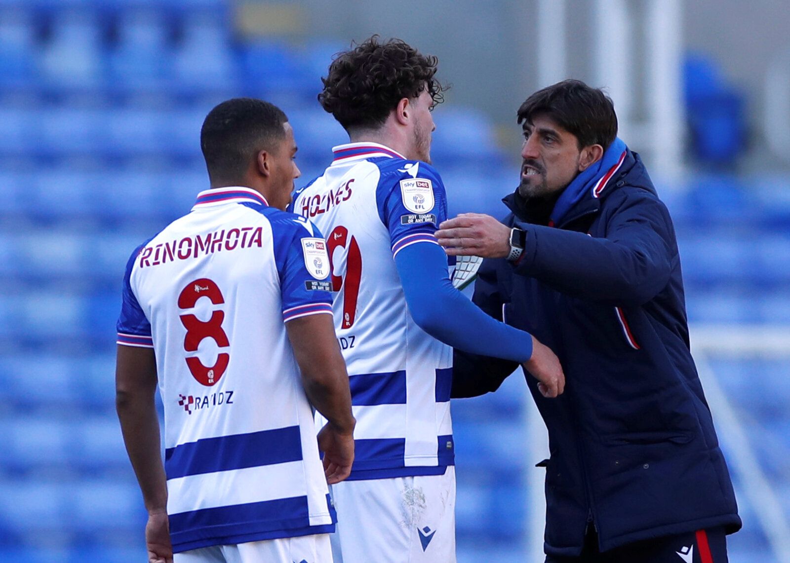 Soccer Football - Championship - Reading v Derby County - Madejski Stadium, Reading, Britain - April 5, 2021  Reading manager Veljko Paunovic celebrates with his players at full time  Action Images/Paul Childs  EDITORIAL USE ONLY. No use with unauthorized audio, video, data, fixture lists, club/league logos or 