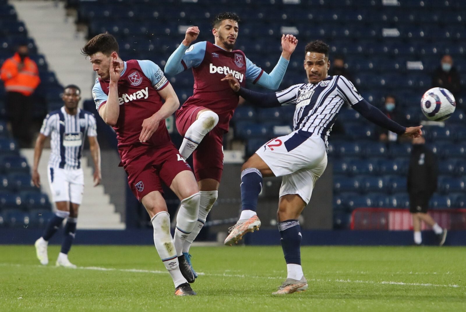 Soccer Football - Premier League - West Bromwich Albion v West Ham United - The Hawthorns, West Bromwich, Britain - May 19, 2021 West Bromwich Albion's Matheus Pereira in action with West Ham United's Pablo Fornals and Declan Rice Pool via REUTERS/Geoff Caddick EDITORIAL USE ONLY. No use with unauthorized audio, video, data, fixture lists, club/league logos or 'live' services. Online in-match use limited to 75 images, no video emulation. No use in betting, games or single club /league/player pub