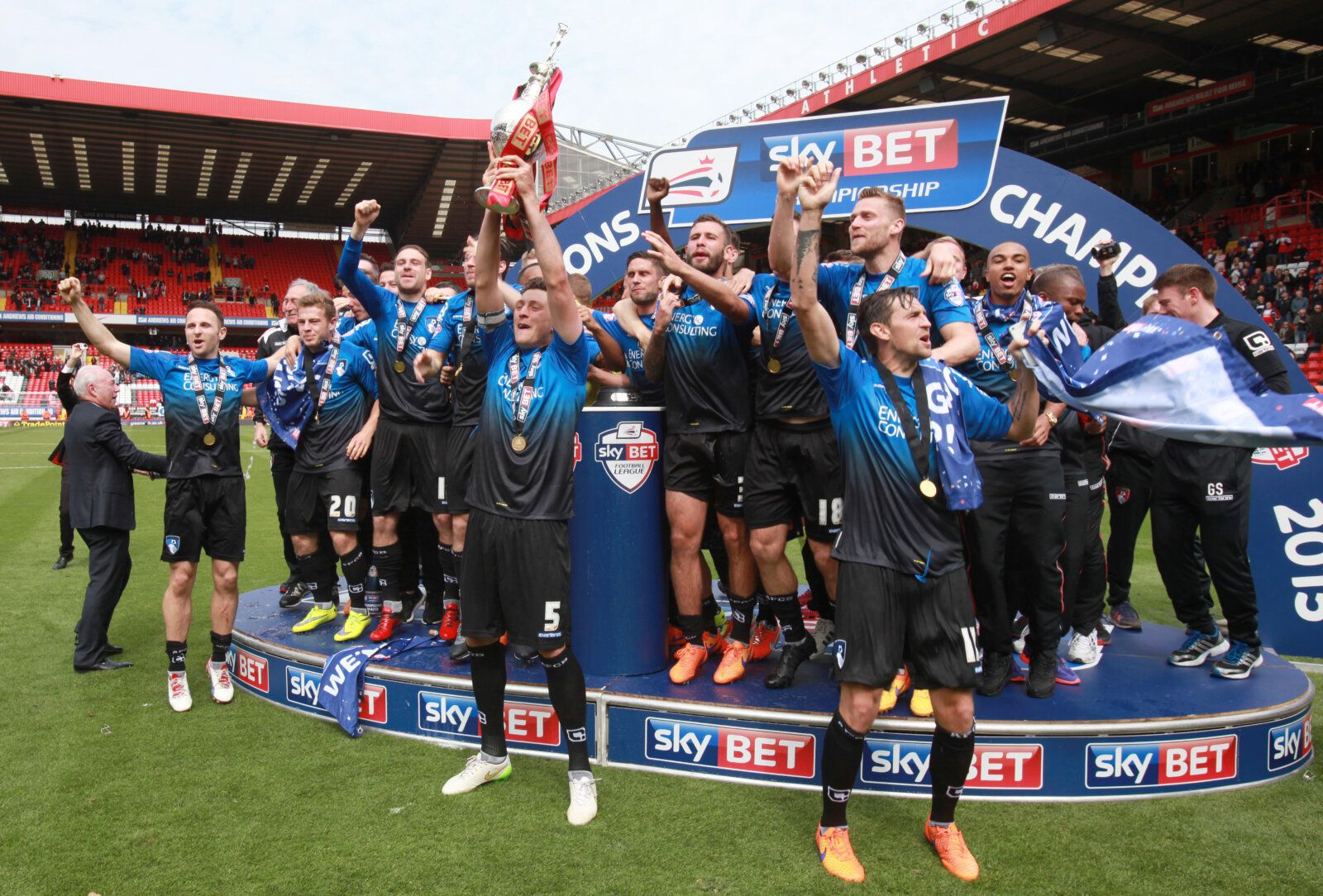 Football - Charlton Athletic v AFC Bournemouth - Sky Bet Football League Championship - The Valley - 2/5/15 
Bournemouth celebrate winning the Sky Bet Football League Championship with the trophy after the game 
Action Images via Reuters / John Marsh 
Livepic 
EDITORIAL USE ONLY. No use with unauthorized audio, video, data, fixture lists, club/league logos or 