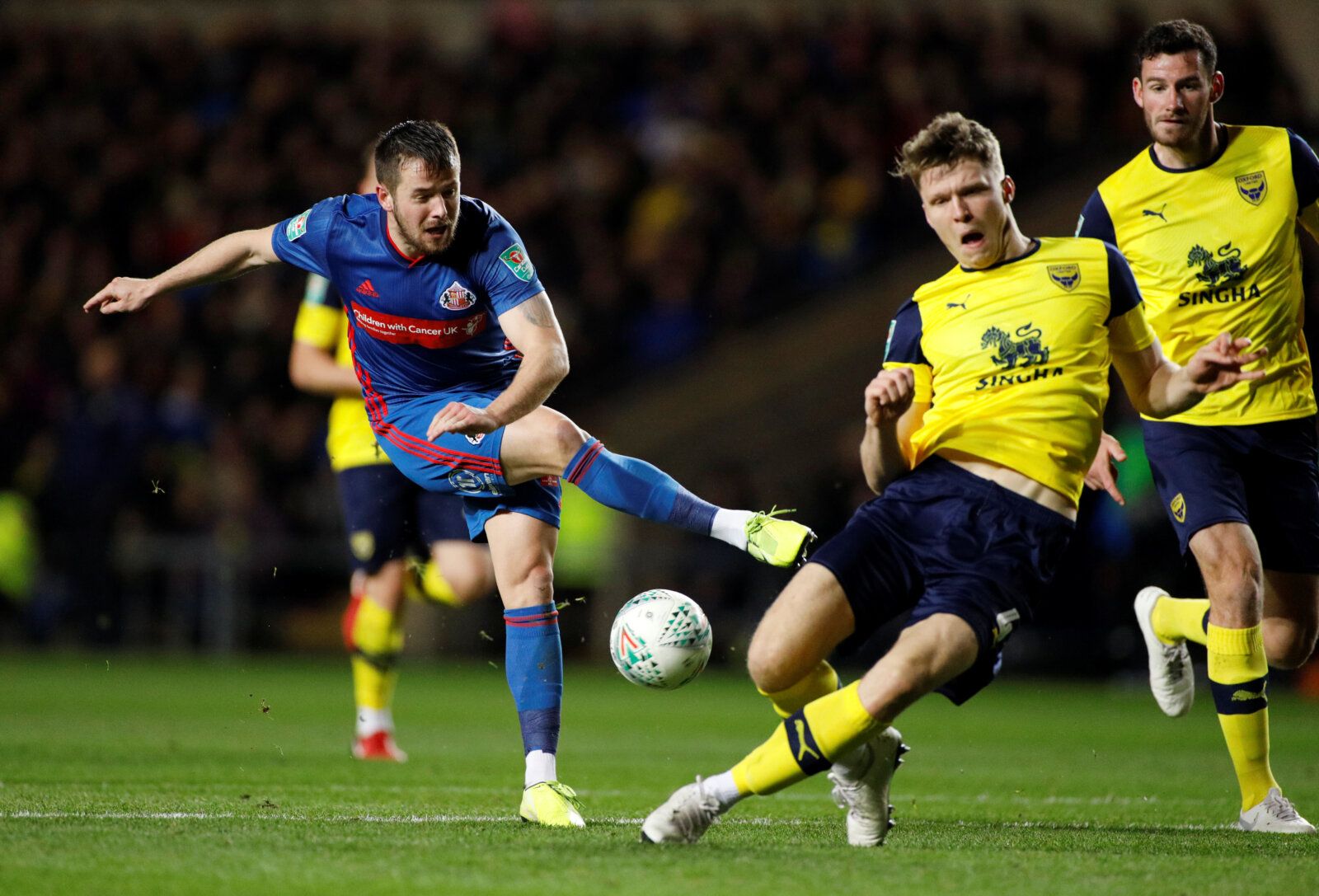Soccer Football - Carabao Cup - Fourth Round - Oxford United v Sunderland - Kassam Stadium, Oxford, Britain - October 29, 2019  Sunderland's Marc McNulty in action with Oxford United’s Rob Dickie  Action Images/John Sibley  EDITORIAL USE ONLY. No use with unauthorized audio, video, data, fixture lists, club/league logos or 