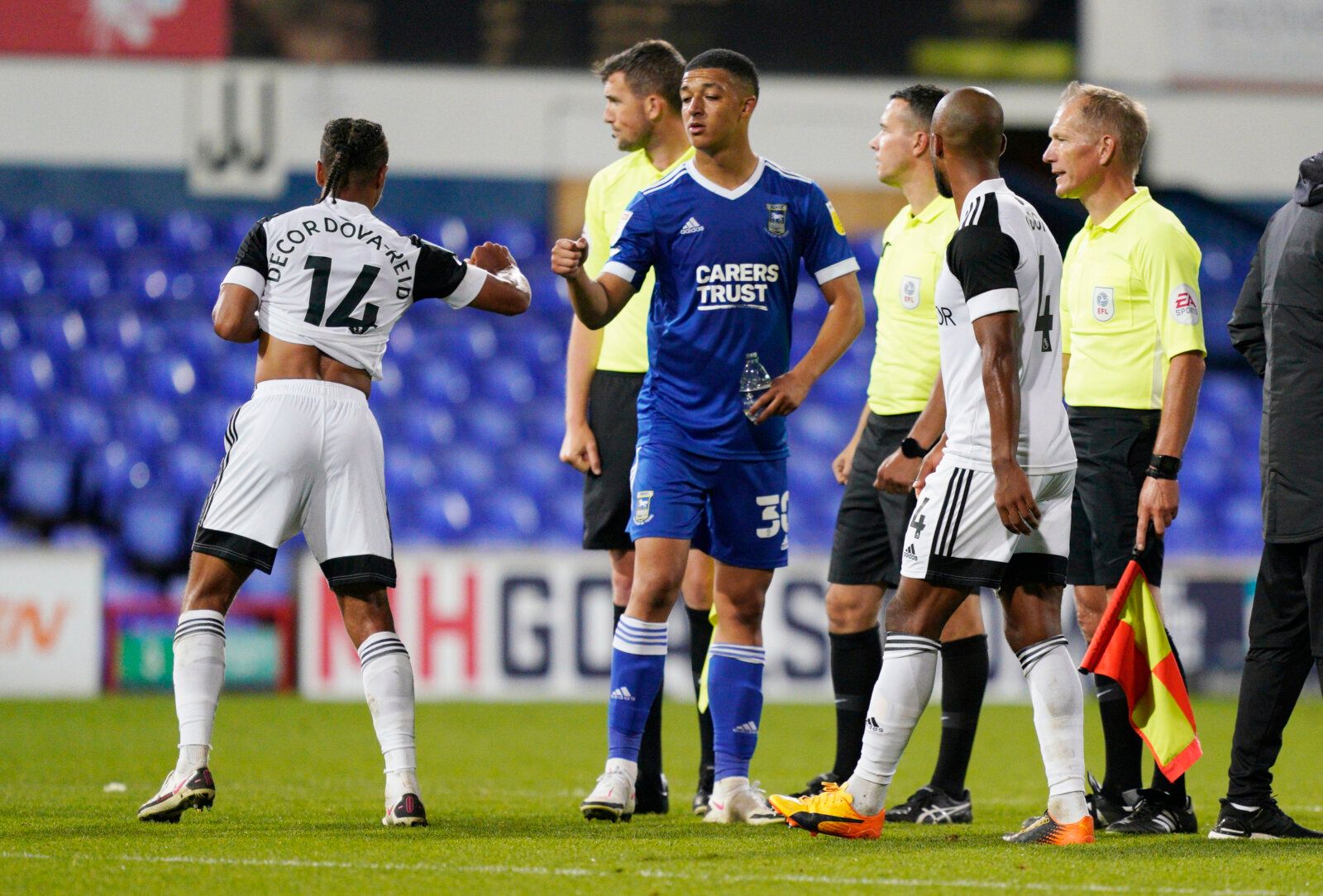 Soccer Football - Carabao Cup Second Round - Ipswich Town v Fulham - Portman Road, Ipswich, Britain - September 16, 2020. Fulham's Bobby Reid touches fists with Ipswich Town's Myles Kenlock after the match Pool via REUTERS/Will Oliver EDITORIAL USE ONLY. No use with unauthorized audio, video, data, fixture lists, club/league logos or 'live' services. Online in-match use limited to 75 images, no video emulation. No use in betting, games or single club/league/player publications.  Please contact y