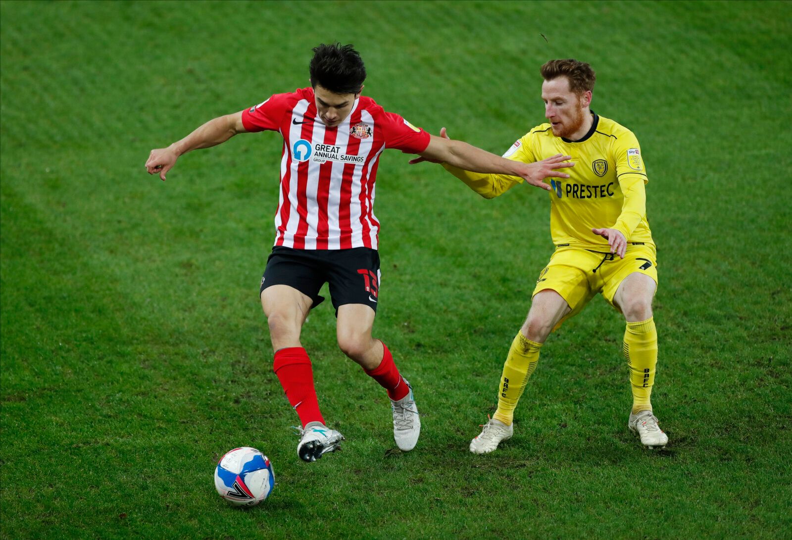 Soccer Football - League One - Sunderland v Burton Albion - Stadium of Light, Sunderland, Britain - December 1, 2020 Sunderland's Luke O'Nien in action with Burton Albion's Stephen Quinn Action Images/Lee Smith EDITORIAL USE ONLY. No use with unauthorized audio, video, data, fixture lists, club/league logos or 'live' services. Online in-match use limited to 75 images, no video emulation. No use in betting, games or single club /league/player publications.  Please contact your account representat