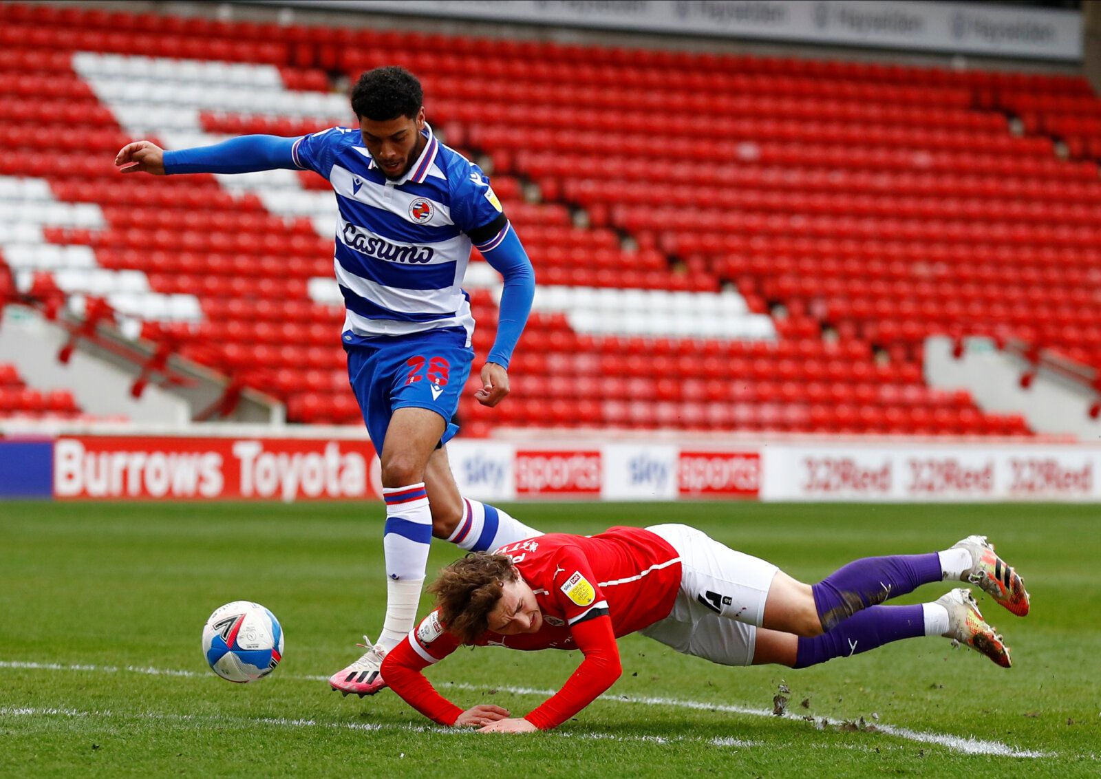 Soccer Football - Championship - Barnsley v Reading - Oakwell, Barnsley, Britain - April 2, 2021  Reading's Josh Laurent in action with Barnsley's Callum Styles  Action Images/Jason Cairnduff  EDITORIAL USE ONLY. No use with unauthorized audio, video, data, fixture lists, club/league logos or 