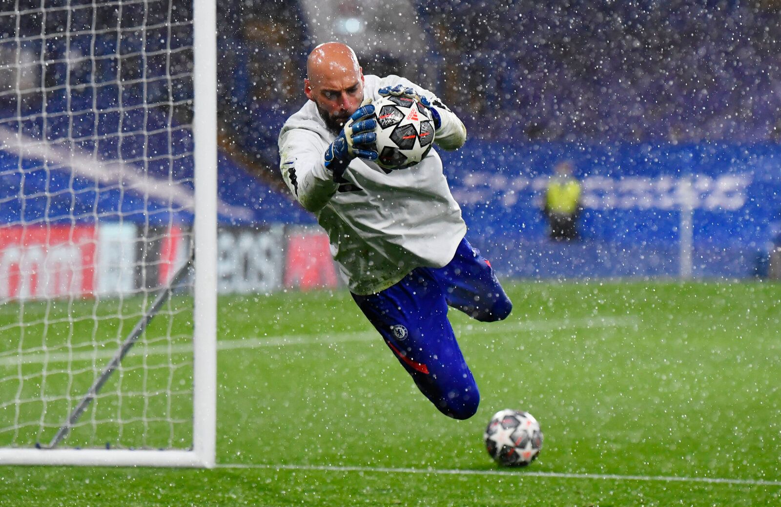 Soccer Football - Champions League - Semi Final Second Leg - Chelsea v Real Madrid - Stamford Bridge, London, Britain - May 5, 2021 Chelsea's Willy Caballero during the warm up before the match REUTERS/Toby Melville