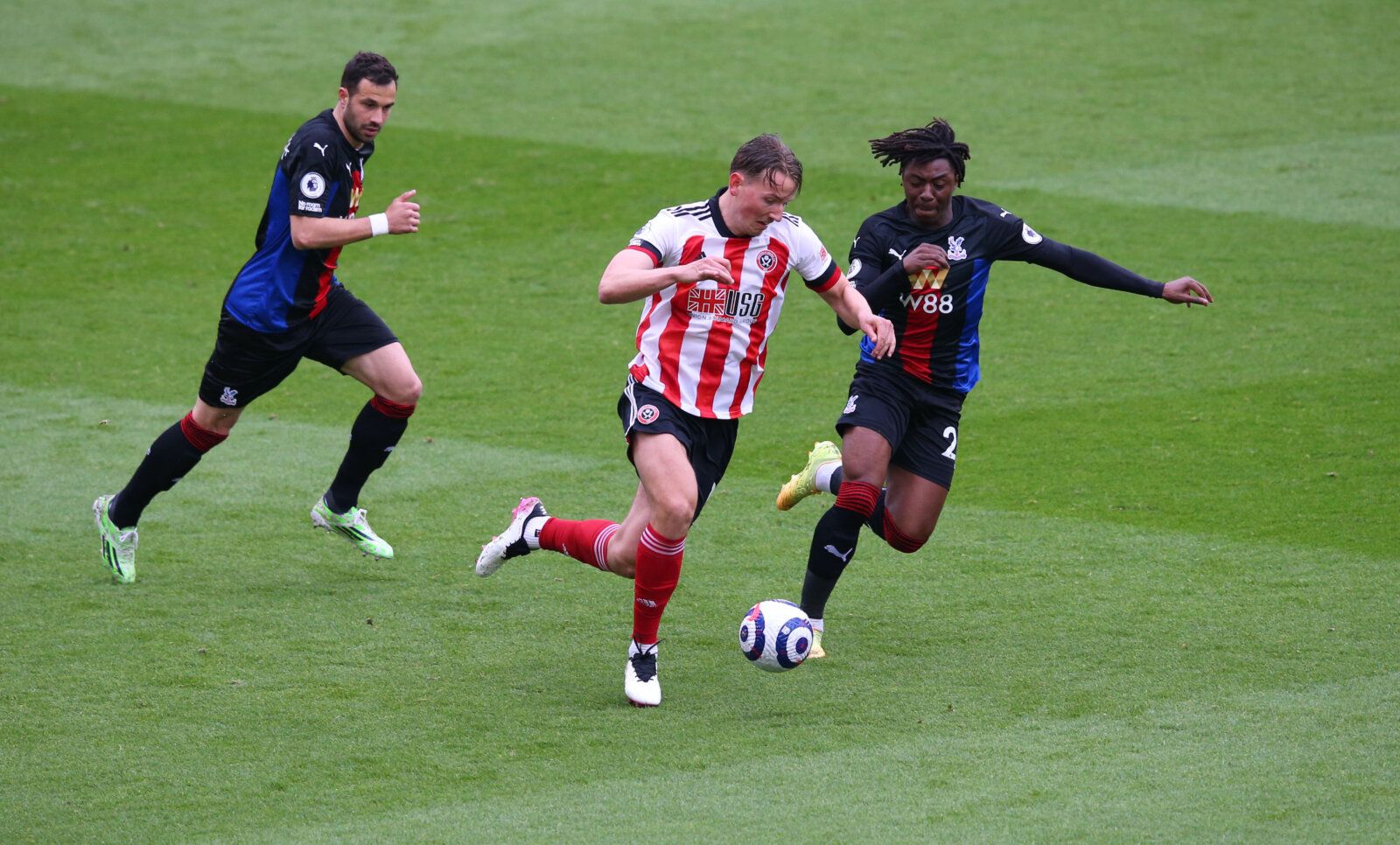Soccer Football - Premier League - Sheffield United v Crystal Palace - Bramall Lane, Sheffield, Britain - May 8, 2021 Sheffield United's Sander Berge in action with Crystal Palace's Eberechi Eze Pool via REUTERS/Alex Livesey EDITORIAL USE ONLY. No use with unauthorized audio, video, data, fixture lists, club/league logos or 'live' services. Online in-match use limited to 75 images, no video emulation. No use in betting, games or single club /league/player publications.  Please contact your accou