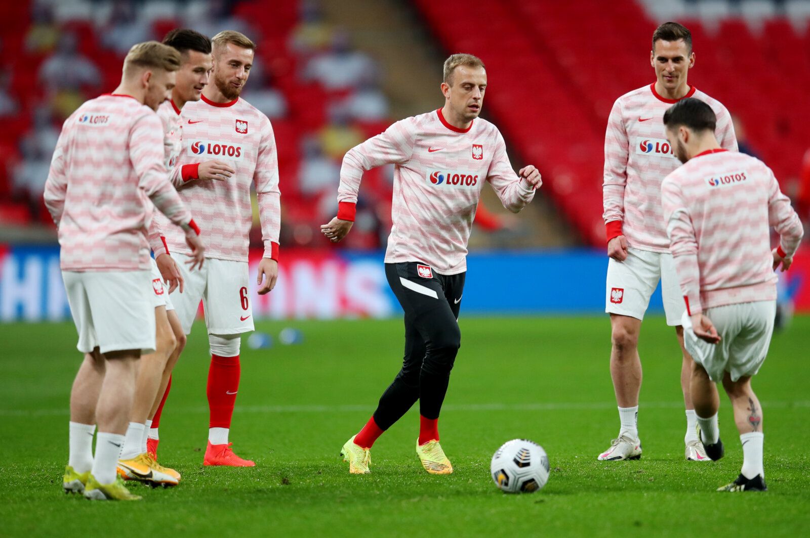 Soccer Football - World Cup Qualifiers Europe - Group I - England v Poland - Wembley Stadium, London, Britain - March 31, 2021 Poland's Kamil Grosicki and teammates during the warm up before the match Pool via REUTERS/Catherine Ivill