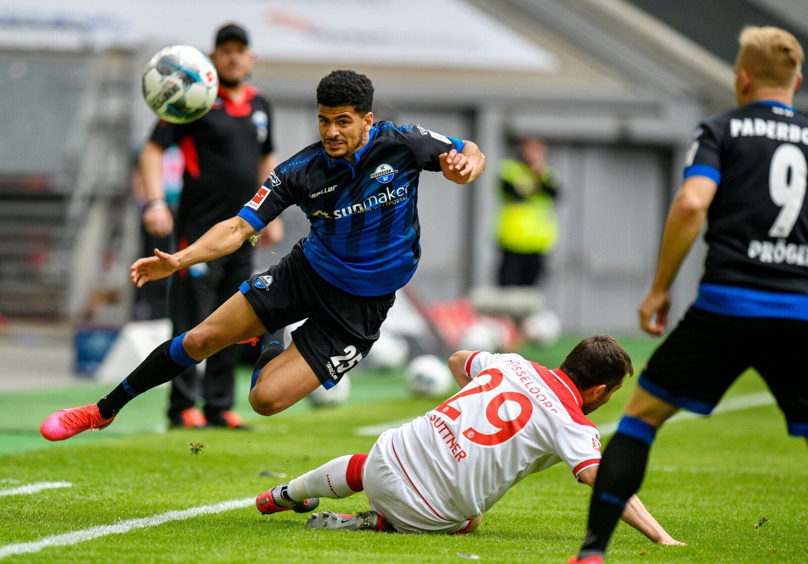 Soccer Football - Bundesliga - Fortuna Dusseldorf v SC Paderborn - Merkur Spiel-Arena, Dusseldorf, Germany - May 16, 2020 Fortuna Dusseldorf's Markus Suttner in action with Paderborn's Mohamed Drager, as play resumes behind closed doors following the outbreak of the coronavirus disease (COVID-19) Sascha Schuermann/Pool via REUTERS  DFL regulations prohibit any use of photographs as image sequences and/or quasi-video
