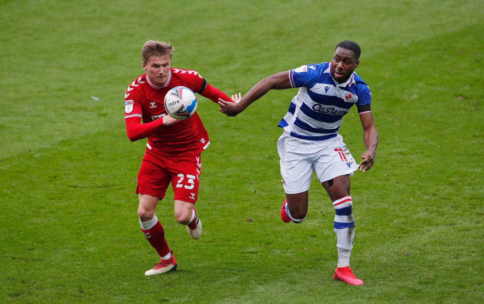 Soccer Football - Championship - Reading v Bristol City - Madejski Stadium, Reading, Britain - November 28, 2020 Reading's Yakou  Meite in action with Bristol City's Taylor Moore Action Images/Andrew Couldridge EDITORIAL USE ONLY. No use with unauthorized audio, video, data, fixture lists, club/league logos or 'live' services. Online in-match use limited to 75 images, no video emulation. No use in betting, games or single club /league/player publications.  Please contact your account representat