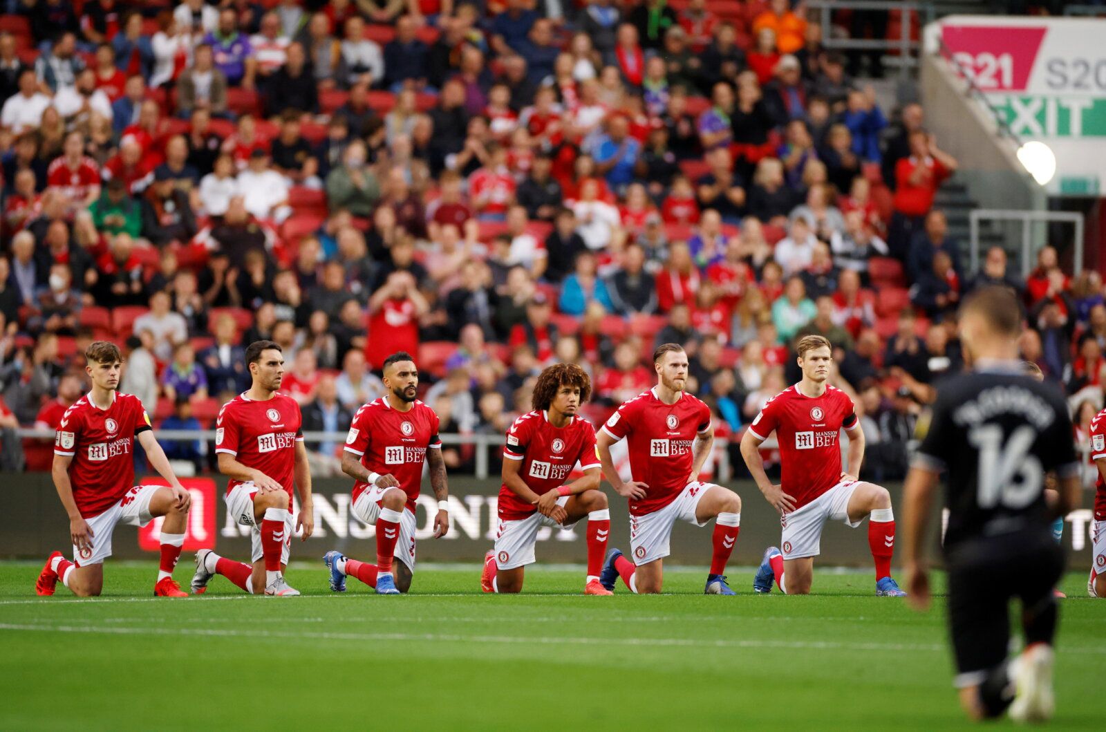 Soccer Football - Championship - Bristol City v Swansea City - Ashton Gate Stadium, Bristol, Britain - August 20, 2021  Bristol City players take a knee before teh match  Action Images/John Sibley  EDITORIAL USE ONLY. No use with unauthorized audio, video, data, fixture lists, club/league logos or 