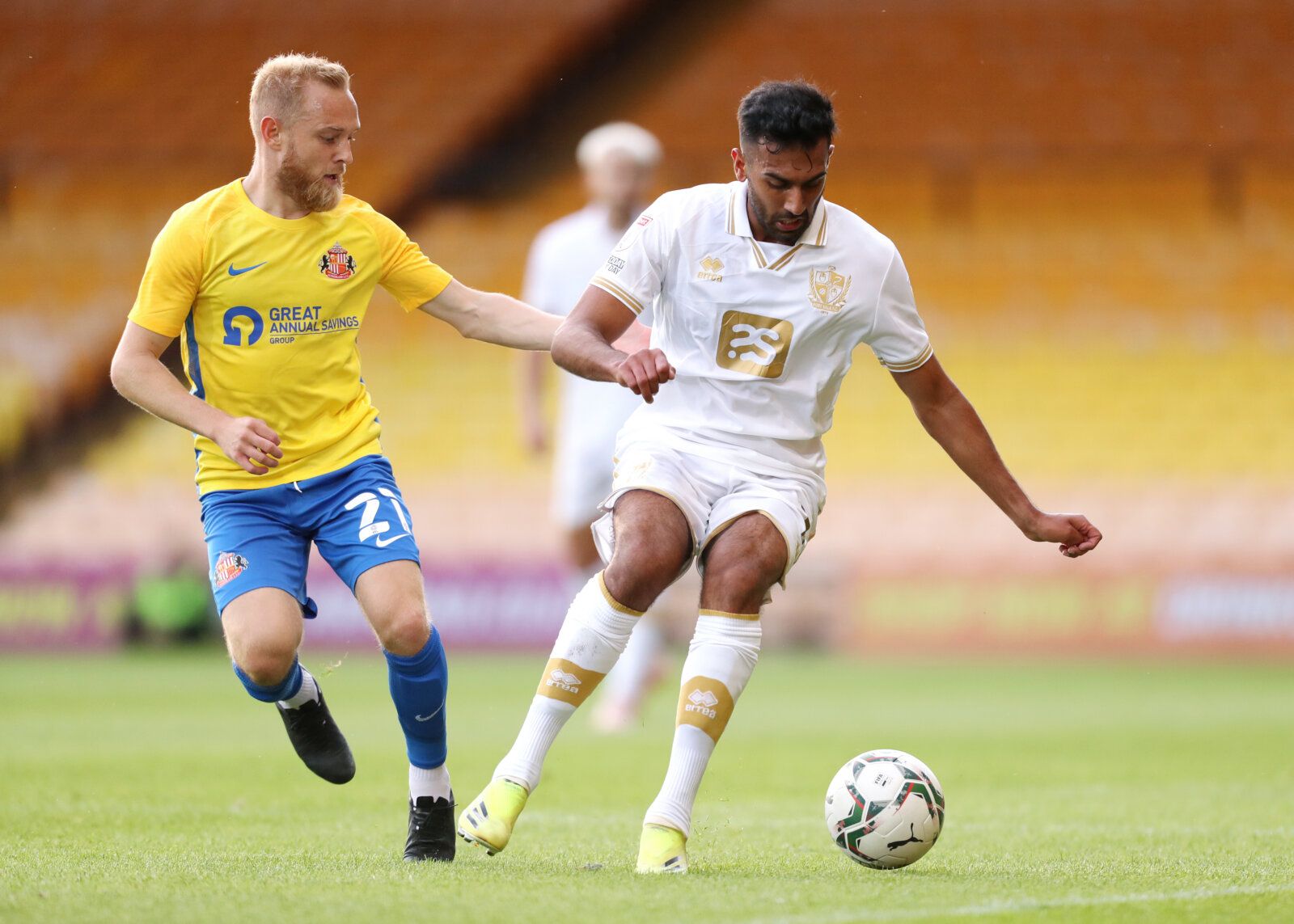 BURSLEM, ENGLAND - AUGUST 10: Malvind Benning of Port Vale battles for possession with Alex Pritchard of Sunderland during the Carabao Cup First Round match between Port Vale and Sunderland at Vale Park on August 10, 2021 in Burslem, England. (Photo by Lewis Storey/Getty Images)