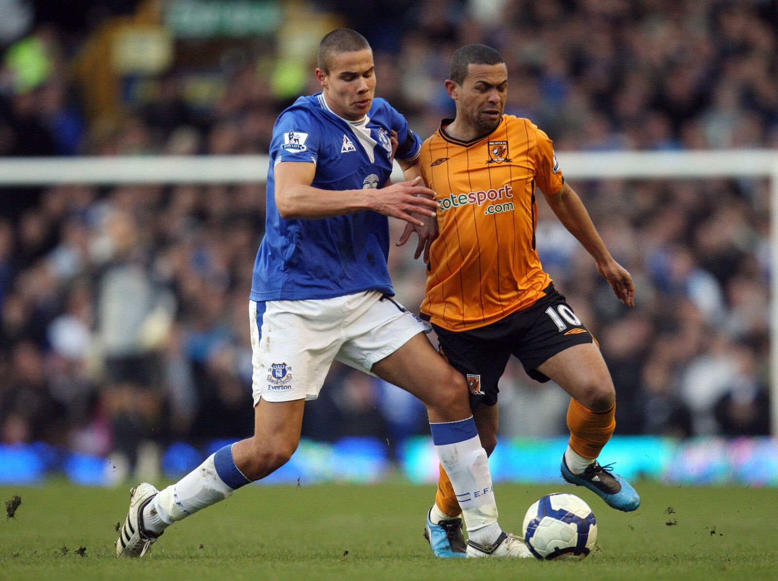 Football - Everton v Hull City Barclays Premier League  - Goodison Park - 09/10 - 7/3/10 
Everton's Jack Rodwell (L) and Hull's Geovanni in action 
Mandatory Credit: Action Images / Carl Recine 
Livepic 
NO ONLINE/INTERNET USE WITHOUT A LICENCE FROM THE FOOTBALL DATA CO LTD. FOR LICENCE ENQUIRIES PLEASE TELEPHONE +44 (0) 207 864 9000.