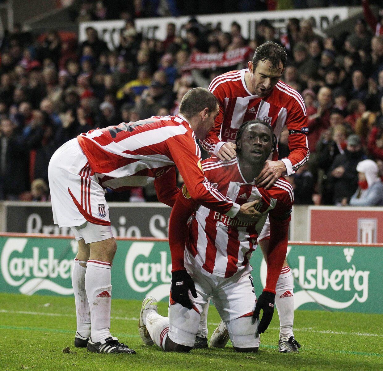 Football - Stoke City v Dynamo Kiev UEFA Europa League Group Stage Matchday Five Group E - Britannia Stadium, Stoke, England - 1/12/11 
Kenwyne Jones (C) celebrates with Rory Delap (L) and Danny Higginbotham after scoring Stoke's first goal 
Mandatory Credit: Action Images / Carl Recine 
Livepic