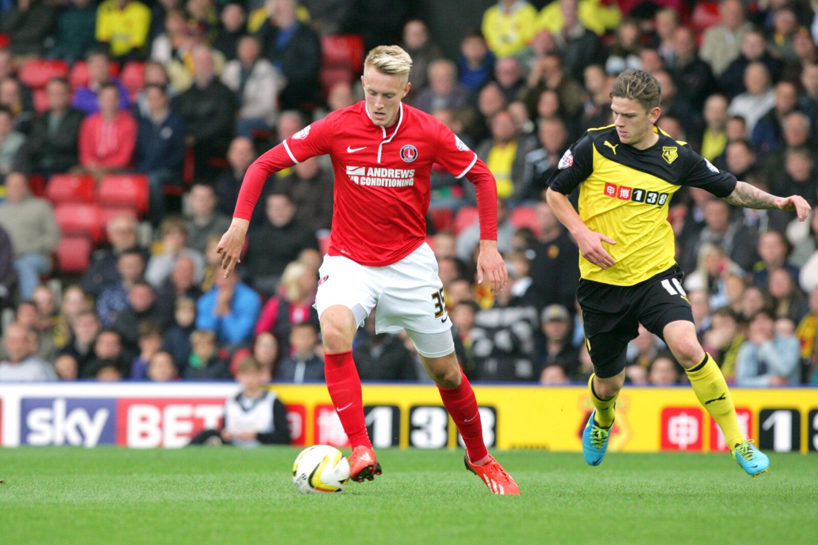 Football - Watford v Charlton Athletic - Sky Bet Football League Championship - Vicarage Road - 13/14 - 14/9/13 
Charlton Athletic's Joe Pigott in action against Watford's Sean Murray  
Mandatory Credit: Action Images / David Field 
EDITORIAL USE ONLY. No use with unauthorized audio, video, data, fixture lists, club/league logos or live services. Online in-match use limited to 45 images, no video emulation. No use in betting, games or single club/league/player publications.  Please contact your 