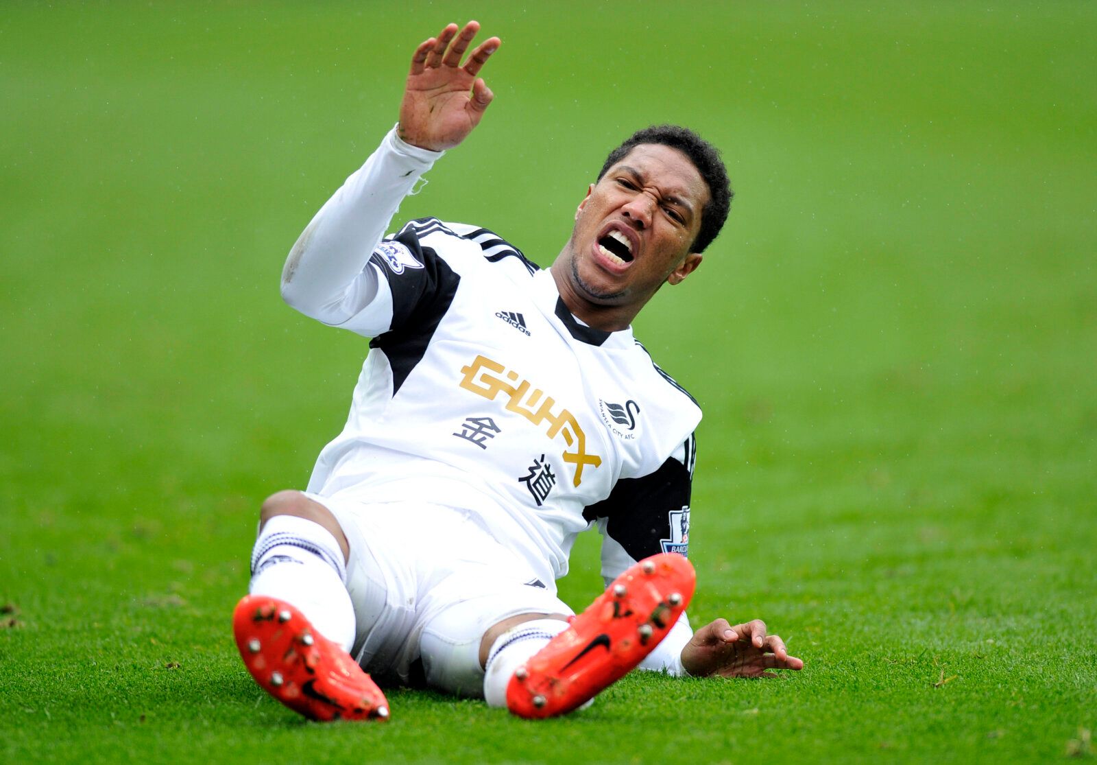 Football - Swansea City v Aston Villa - Barclays Premier League - Liberty Stadium - 26/4/14 
Swansea City's Jonathan De Guzman sits injured 
Mandatory Credit: Action Images / Adam Holt 
Livepic 
EDITORIAL USE ONLY. No use with unauthorized audio, video, data, fixture lists, club/league logos or 