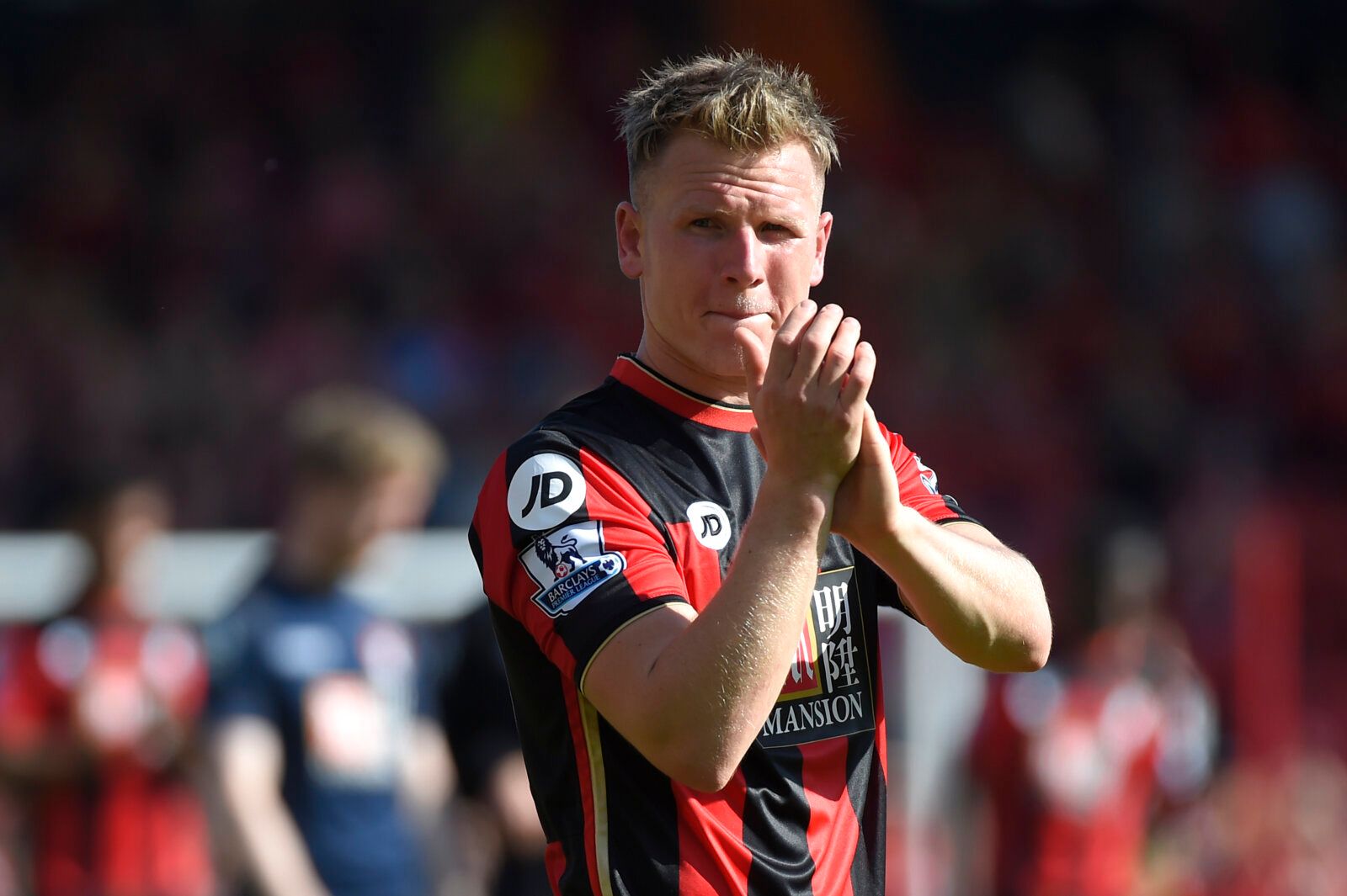 Britain Soccer Football - AFC Bournemouth v West Bromwich Albion - Barclays Premier League - Vitality Stadium - 15/16 - 7/5/16 
Bournemouth's Matt Ritchie applauds the fans after the game 
Reuters / Toby Melville 
EDITORIAL USE ONLY. No use with unauthorized audio, video, data, fixture lists, club/league logos or 