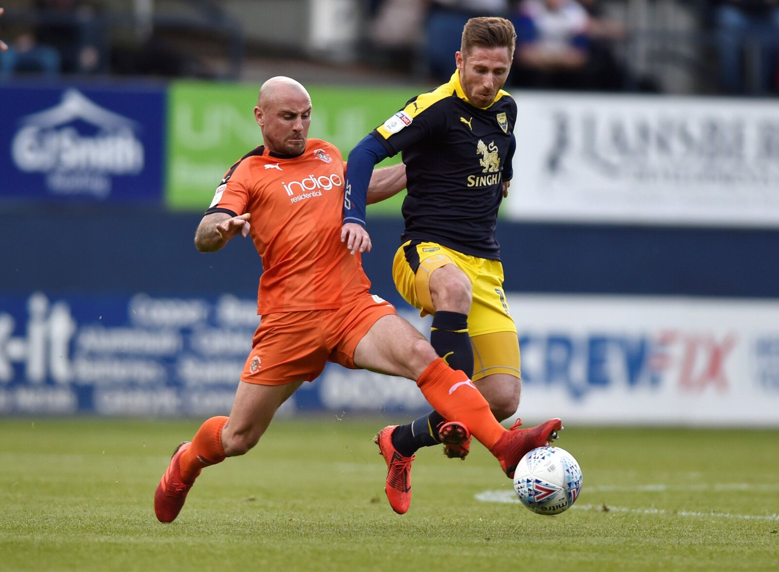 Soccer Football - League One - Luton Town v Oxford United - Kenilworth Road, Luton, Britain - May 4, 2019  Luton Town's Alan McCormack in action with Oxford United's James Henry  Action Images/Adam Holt  EDITORIAL USE ONLY. No use with unauthorized audio, video, data, fixture lists, club/league logos or 