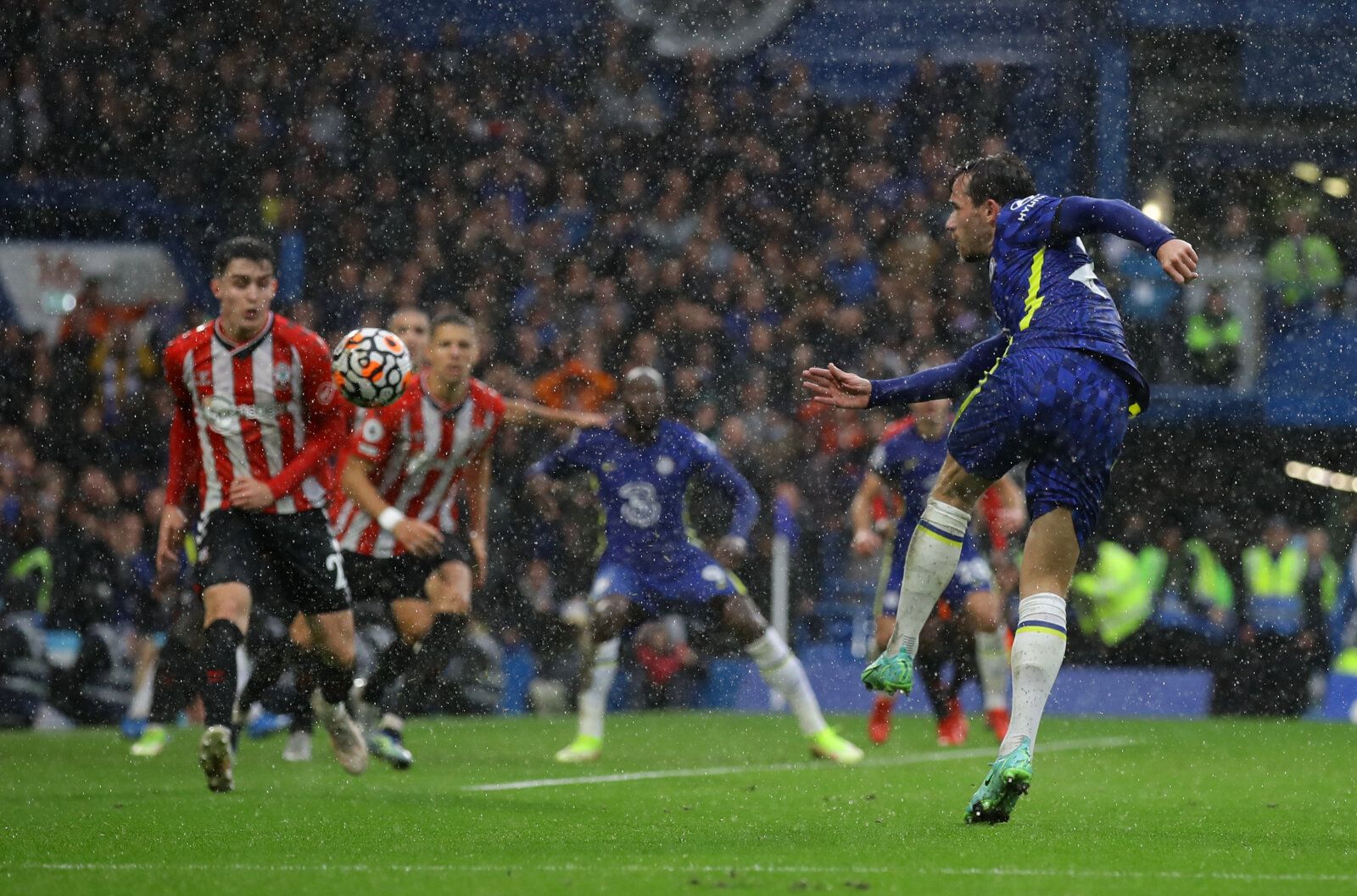 Soccer Football - Premier League - Chelsea v Southampton - Stamford Bridge, London, Britain - October 2, 2021  Chelsea's Ben Chilwell scores their third goal REUTERS/David Klein EDITORIAL USE ONLY. No use with unauthorized audio, video, data, fixture lists, club/league logos or 'live' services. Online in-match use limited to 75 images, no video emulation. No use in betting, games or single club /league/player publications.  Please contact your account representative for further details.