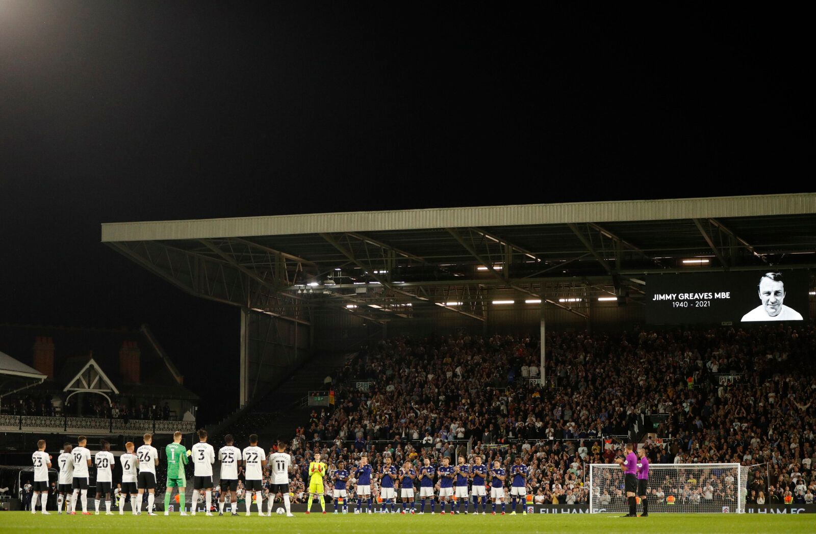 Soccer Football - Carabao Cup - Third Round - Fulham v Leeds United - Craven Cottage, London, Britain - September 21, 2021 General view of players during a minutes applause in tribute of Jimmy Greaves before the match Action Images via Reuters/John Sibley EDITORIAL USE ONLY. No use with unauthorized audio, video, data, fixture lists, club/league logos or 'live' services. Online in-match use limited to 75 images, no video emulation. No use in betting, games or single club /league/player publicati