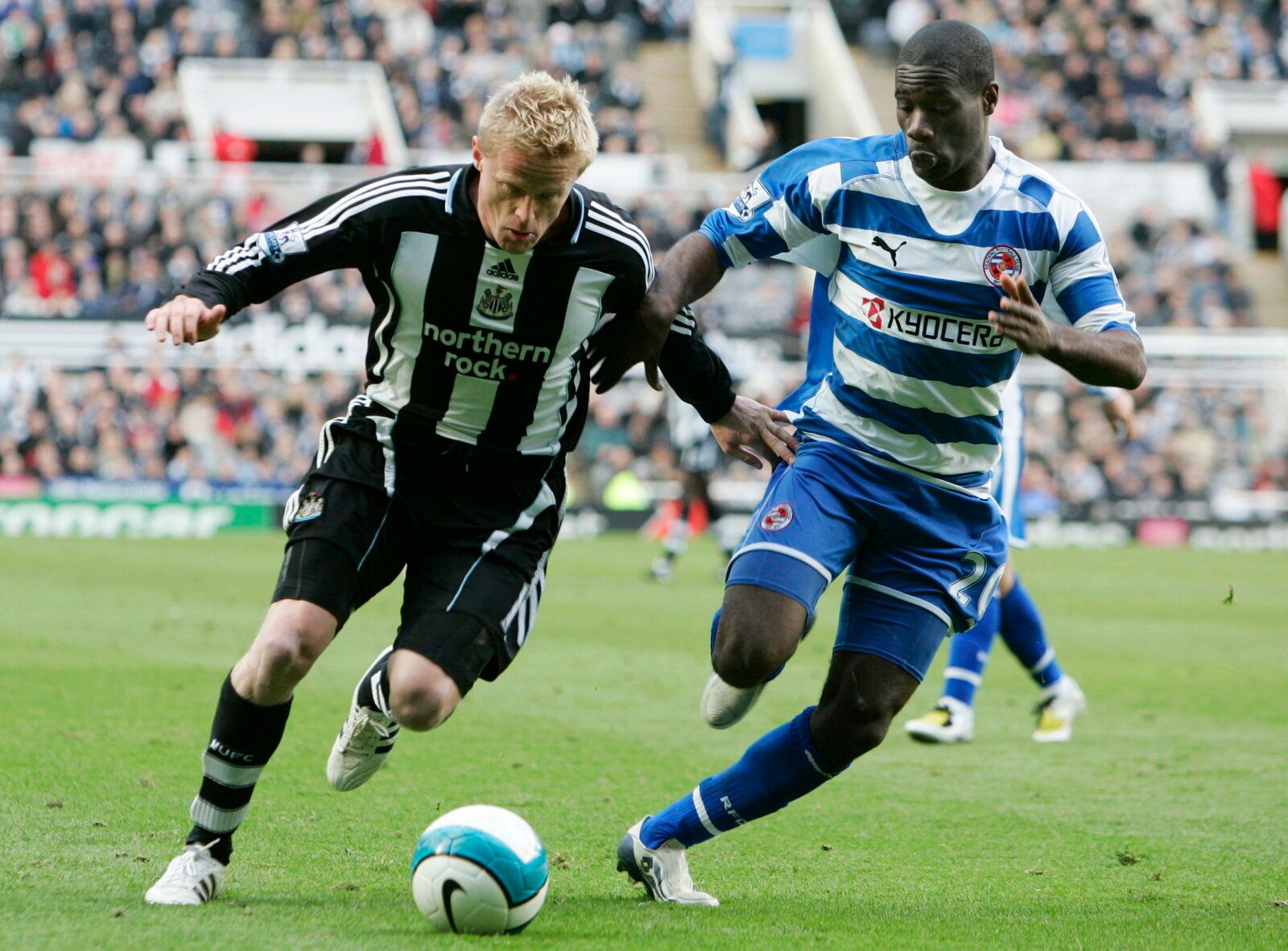 Football - Newcastle United v Reading - Barclays Premier League - St James Park - 07/08 , 5/4/08 
Damien Duff - Newcastle United in action against Emerse Fae  - Reading 
Mandatory Credit: Action Images / Lee Smith 
NO ONLINE/INTERNET USE WITHOUT A LICENCE FROM THE FOOTBALL DATA CO LTD. FOR LICENCE ENQUIRIES PLEASE TELEPHONE +44 (0) 207 864 9000.