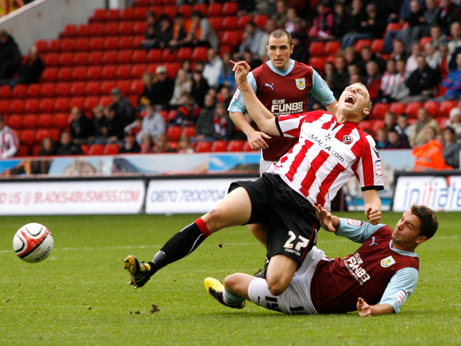 Football - Sheffield United v Burnley npower Football League Championship - Bramall Lane - 10/11 - 16/10/10 
Ritchie De Laet - Sheffield United in action against Daniel Fox - Burnley (R) 
Mandatory Credit: Action Images / Ed Sykes