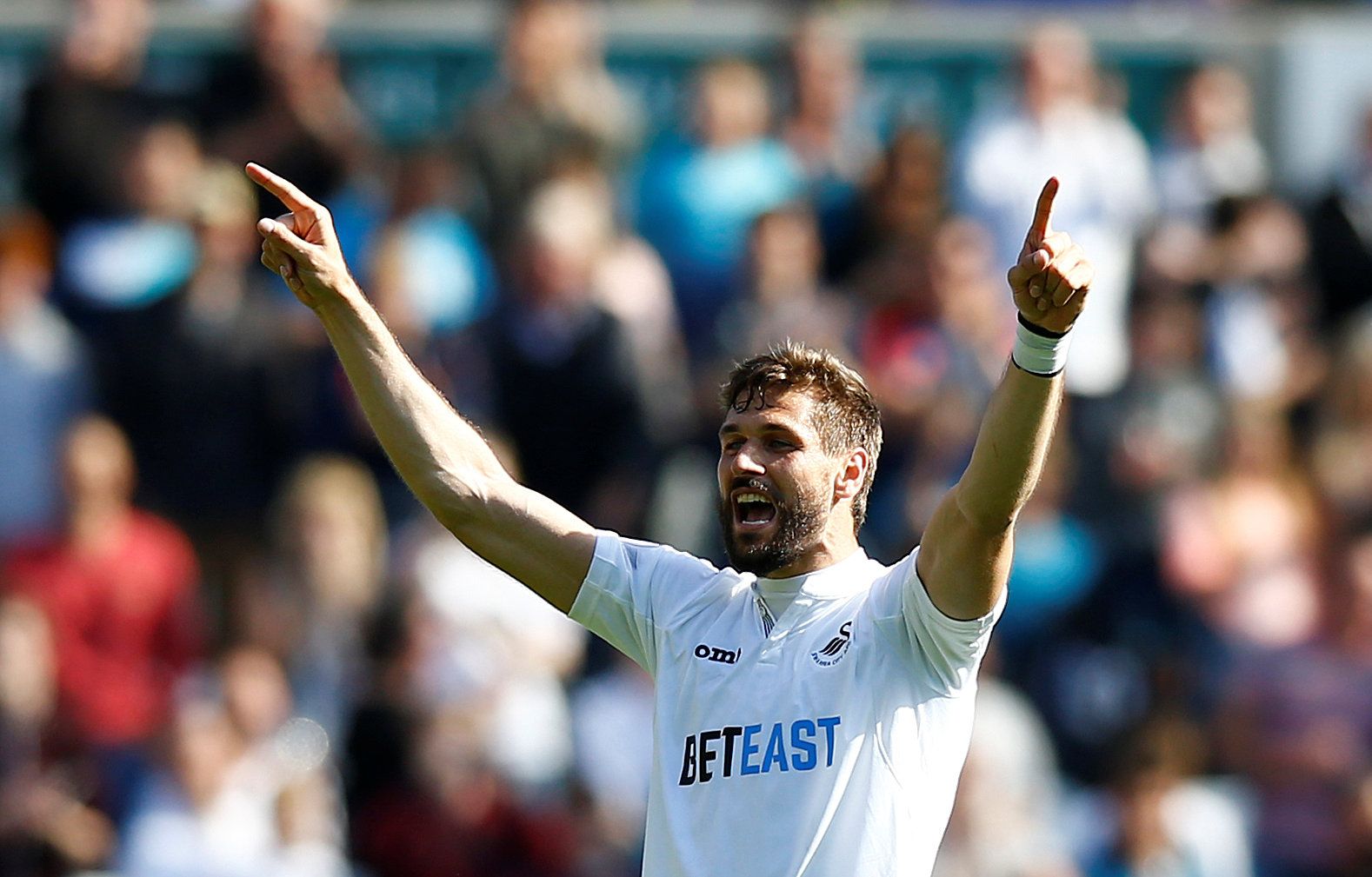 Britain Football Soccer - Swansea City v West Bromwich Albion - Premier League - Liberty Stadium - 21/5/17Swansea City’s Fernando Llorente celebrates at the end of the matchAction Images via Reuters / Peter CziborraEDITORIAL USE ONLY. No use with unauthorized audio, video, data, fixture lists, club/league logos or 