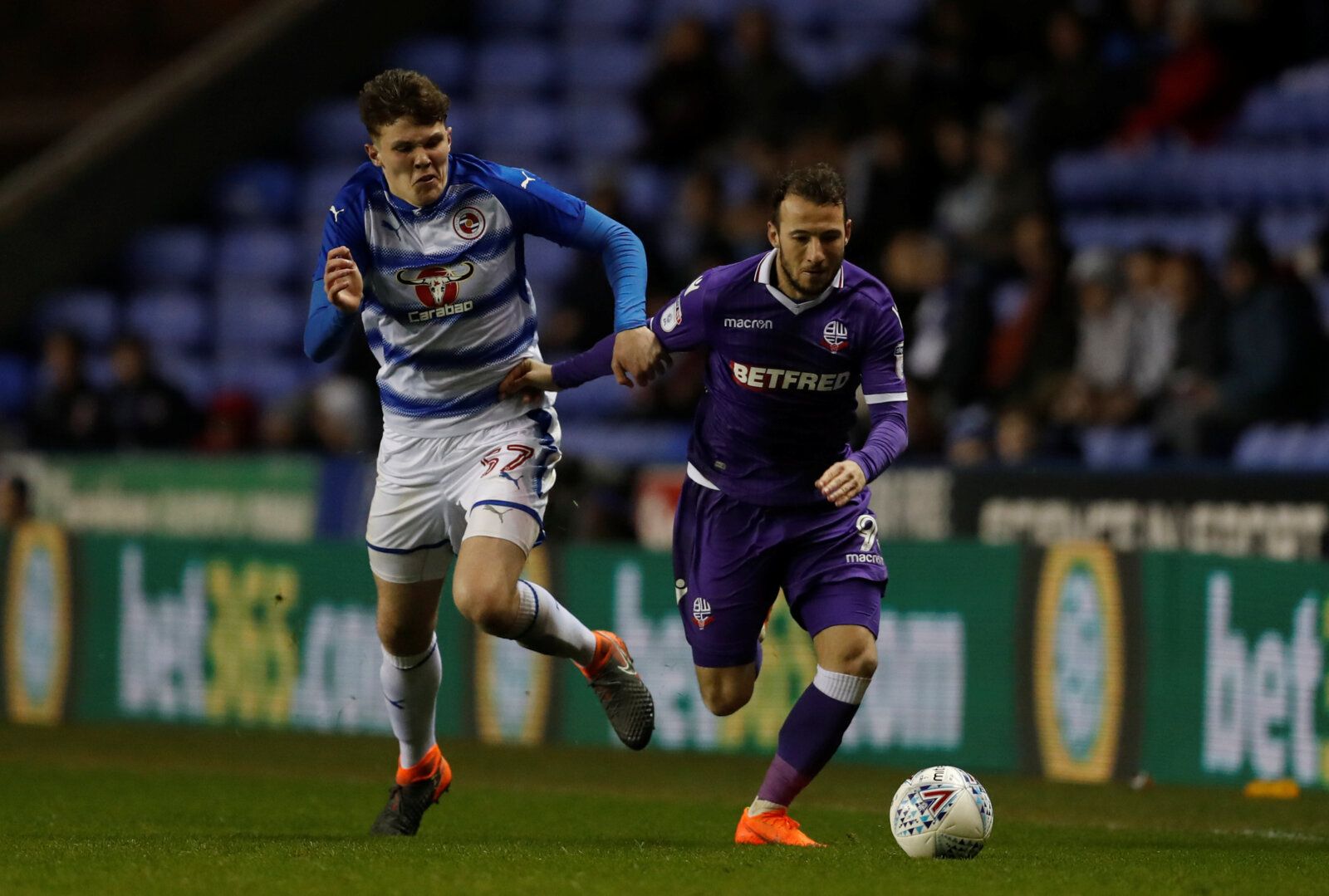 Soccer Football - Championship - Reading vs Bolton Wanderers - Madejski Stadium, Reading, Britain - March 6, 2018  Reading's Tom Holmes in action with Bolton Wanderers' Adam Le Fondre   Action Images/Matthew Childs  EDITORIAL USE ONLY. No use with unauthorized audio, video, data, fixture lists, club/league logos or 
