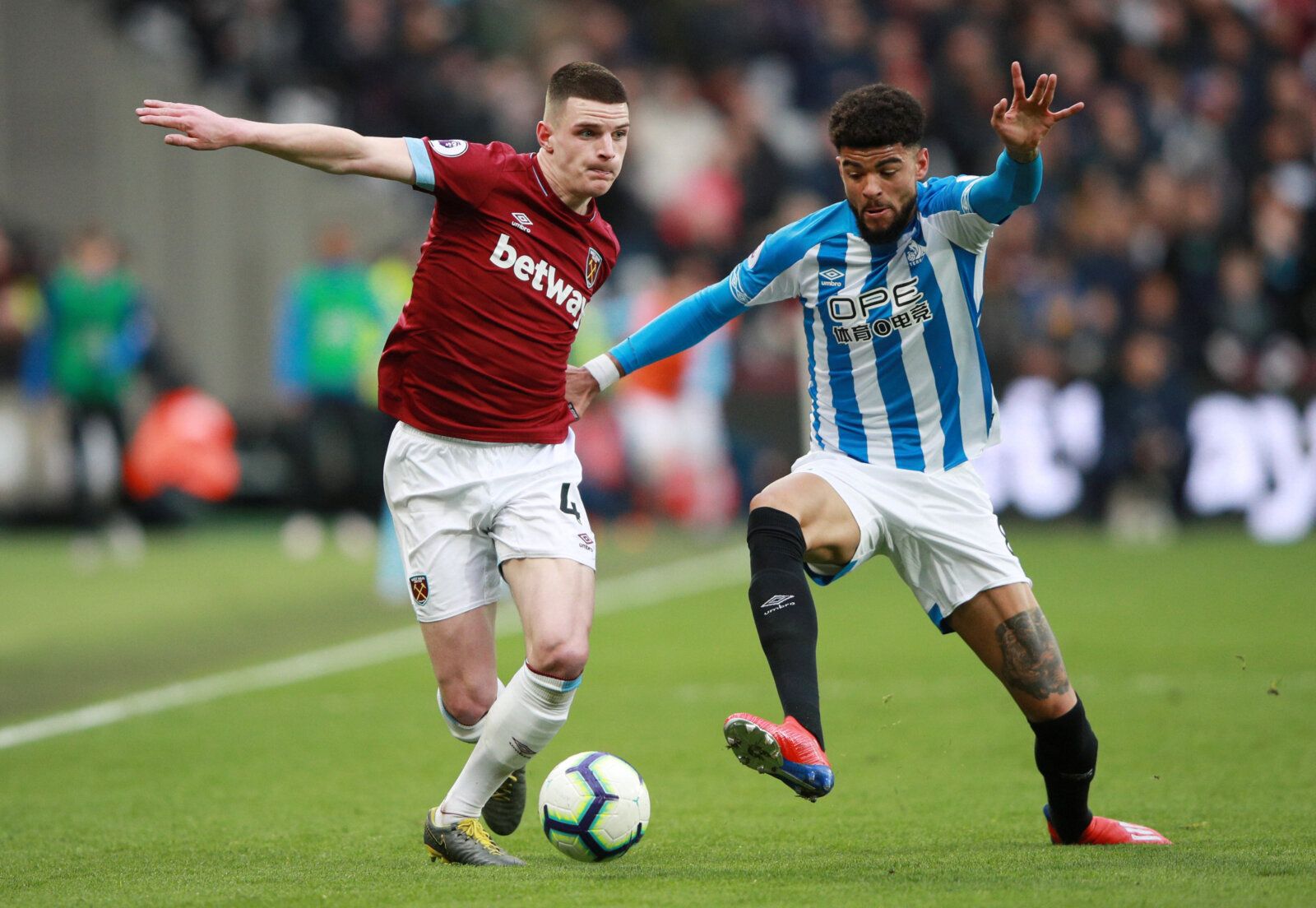 Soccer Football - Premier League - West Ham United v Huddersfield Town - London Stadium, London, Britain - March 16, 2019  Huddersfield Town's Philip Billing in action with West Ham's Declan Rice           REUTERS/Ian Walton  EDITORIAL USE ONLY. No use with unauthorized audio, video, data, fixture lists, club/league logos or 