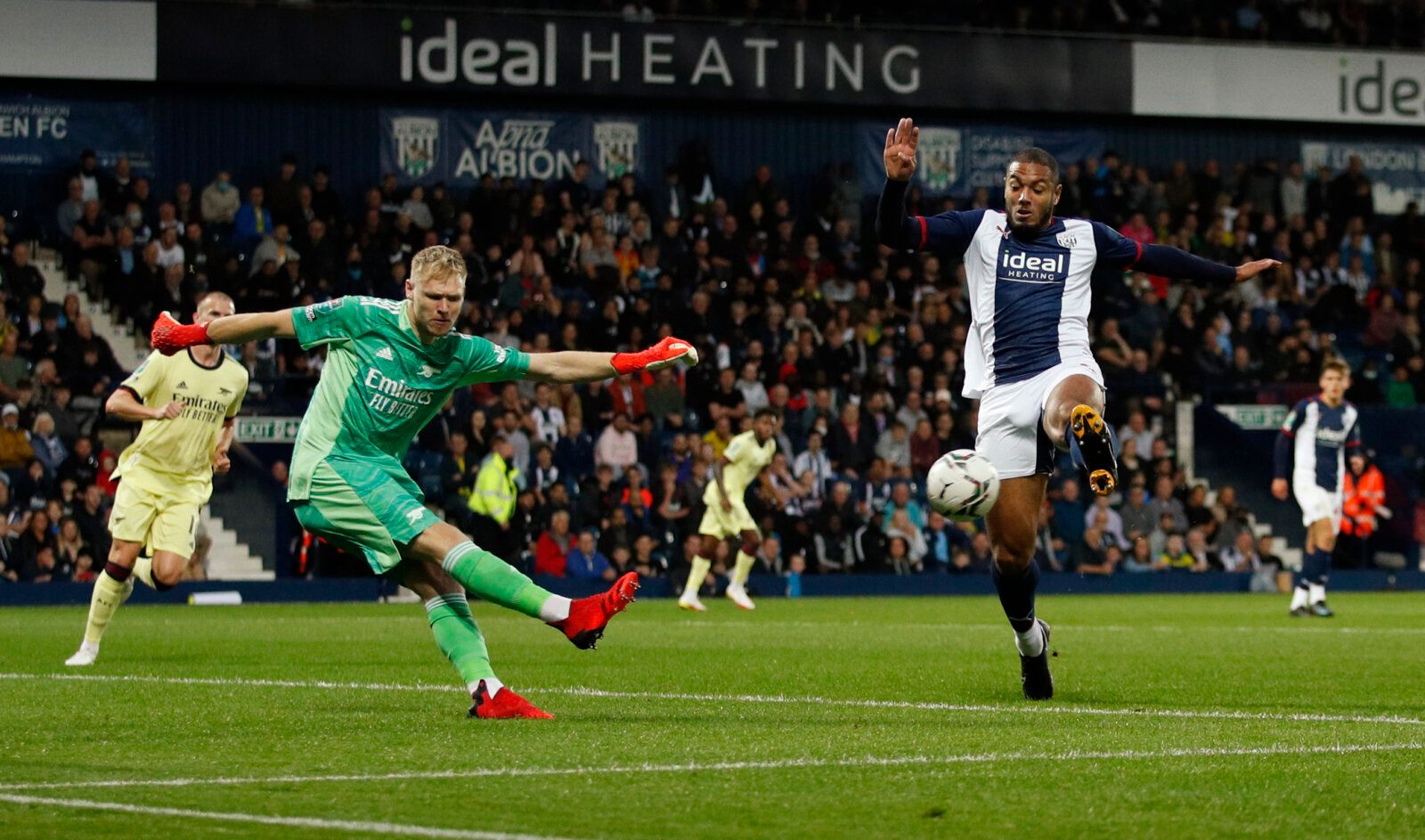 Soccer Football - Carabao Cup - Second Round - West Bromwich Albion v Arsenal - The Hawthorns, West Bromwich, Britain - August 25, 2021 Arsenal's Aaron Ramsdale in action with West Bromwich Albion's Kenneth Zohore Action Images via Reuters/Andrew Boyers EDITORIAL USE ONLY. No use with unauthorized audio, video, data, fixture lists, club/league logos or 'live' services. Online in-match use limited to 75 images, no video emulation. No use in betting, games or single club /league/player publication