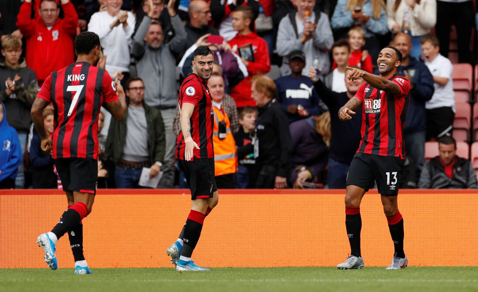 Soccer Football - Premier League - AFC Bournemouth v West Ham United - Vitality Stadium, Bournemouth, Britain - September 28, 2019  Bournemouth's Callum Wilson celebrates scoring their second goal with teammates  Action Images via Reuters/John Sibley  EDITORIAL USE ONLY. No use with unauthorized audio, video, data, fixture lists, club/league logos or 
