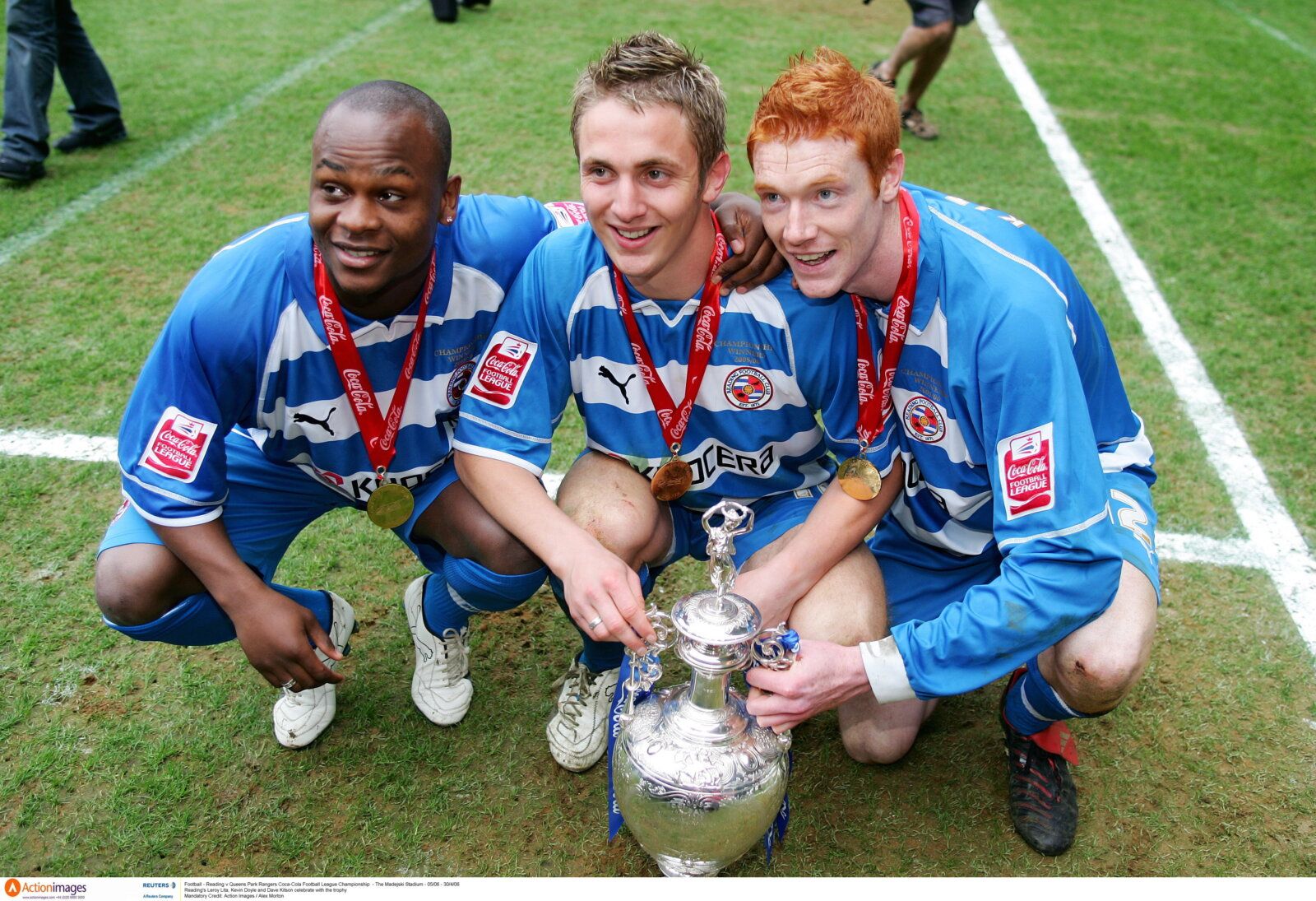 Football - Reading v Queens Park Rangers Coca-Cola Football League Championship  - The Madejski Stadium - 05/06 - 30/4/06 
Reading's Leroy Lita, Kevin Doyle and Dave Kitson celebrate with the trophy  
Mandatory Credit: Action Images / Alex Morton