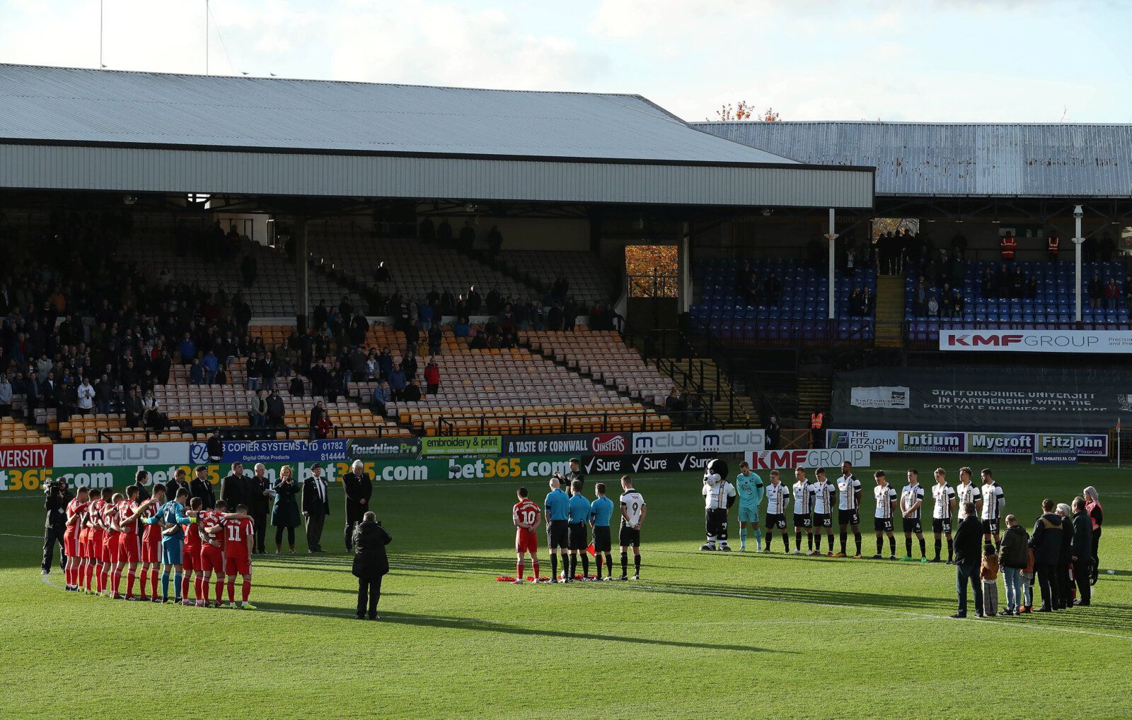 Soccer Football - FA Cup First Round - Port Vale v Sunderland, Vale Park, Stoke-on-Trent, Britain - November 11, 2018   General view during a minutes silence as part of remembrance commemorations before the match     Action Images/John Clifton