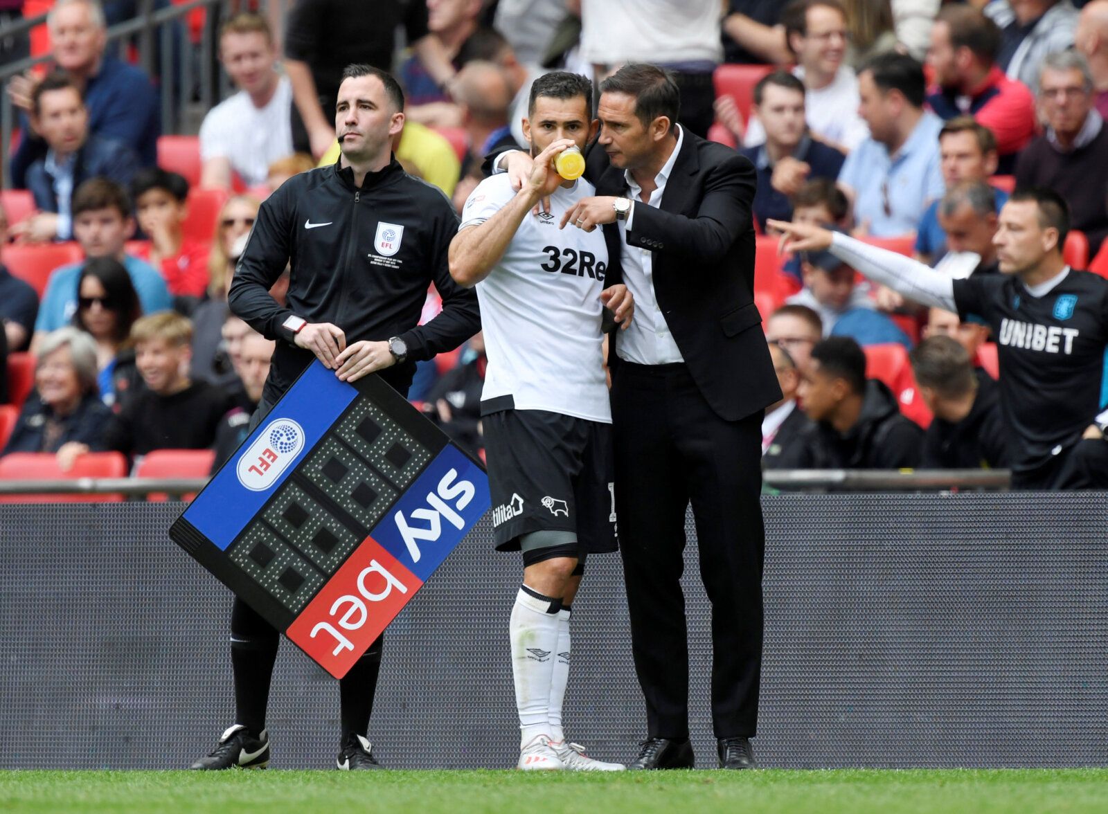 Soccer Football - Championship Playoff Final - Aston Villa v Derby County - Wembley Stadium, London, Britain - May 27, 2019  Derby County manager Frank Lampard gives instructions to Bradley Johnson   Action Images via Reuters/Tony O'Brien