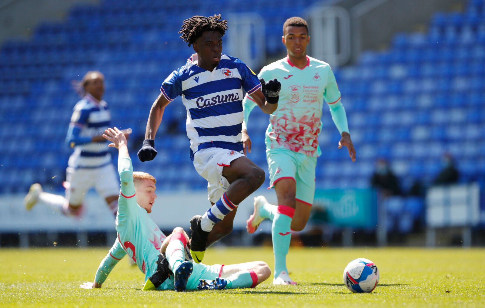 Soccer Football - Championship - Reading v Swansea City - Madejski Stadium, Reading, Britain - April 25, 2021 Reading’s Ovie Ejaria in action with Swansea City's Jay Fulton Action Images/Andrew Couldridge EDITORIAL USE ONLY. No use with unauthorized audio, video, data, fixture lists, club/league logos or 'live' services. Online in-match use limited to 75 images, no video emulation. No use in betting, games or single club /league/player publications.  Please contact your account representative fo