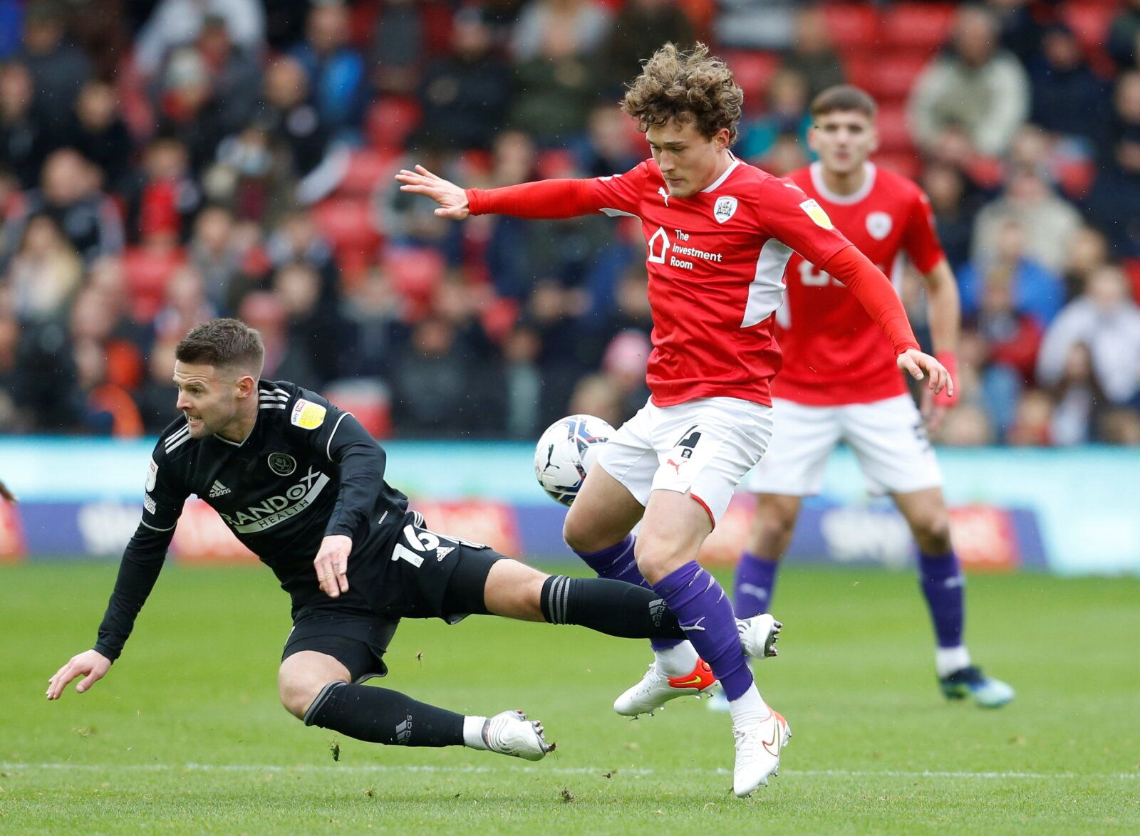Soccer Football - Championship - Barnsley v Sheffield United - Oakwell, Barnsley, Britain - October 24, 2021 Sheffield United's Oliver Norwood and Barnsley's Callum Styles in action Action Images/Ed Sykes  EDITORIAL USE ONLY. No use with unauthorized audio, video, data, fixture lists, club/league logos or 