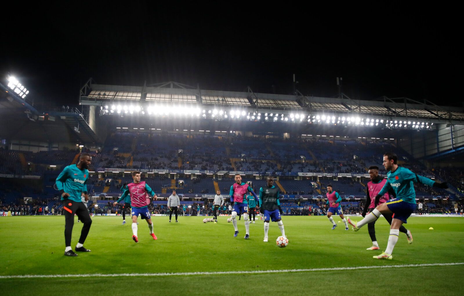 Soccer Football - Champions League - Group H - Chelsea v Juventus - Stamford Bridge, London, Britain - November 23, 2021 General view of Chelsea players during the warm up before the match Action Images via Reuters/Peter Cziborra