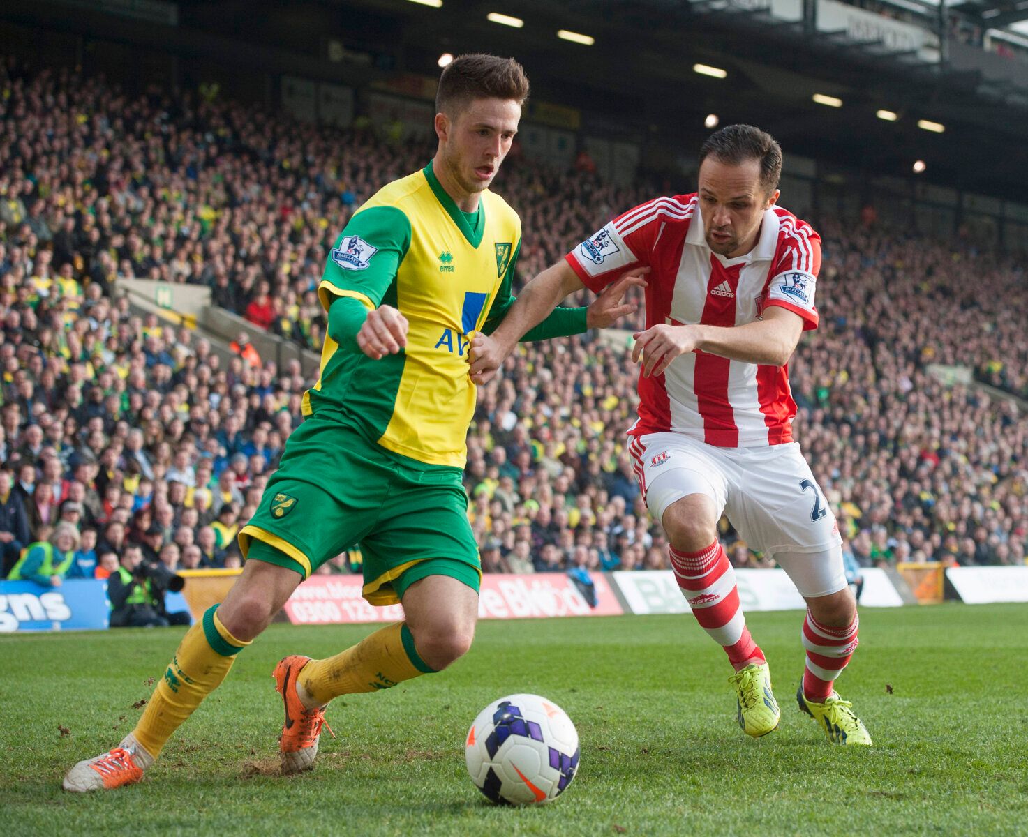 Football - Norwich City v Stoke City - Barclays Premier League - Carrow Road - 8/3/14 
Norwich's Ricky Van Wolfswinkel in action with Stoke's Matthew Etherington   
Mandatory Credit: Action Images / Alan Walter 
Livepic 
EDITORIAL USE ONLY. No use with unauthorized audio, video, data, fixture lists, club/league logos or 