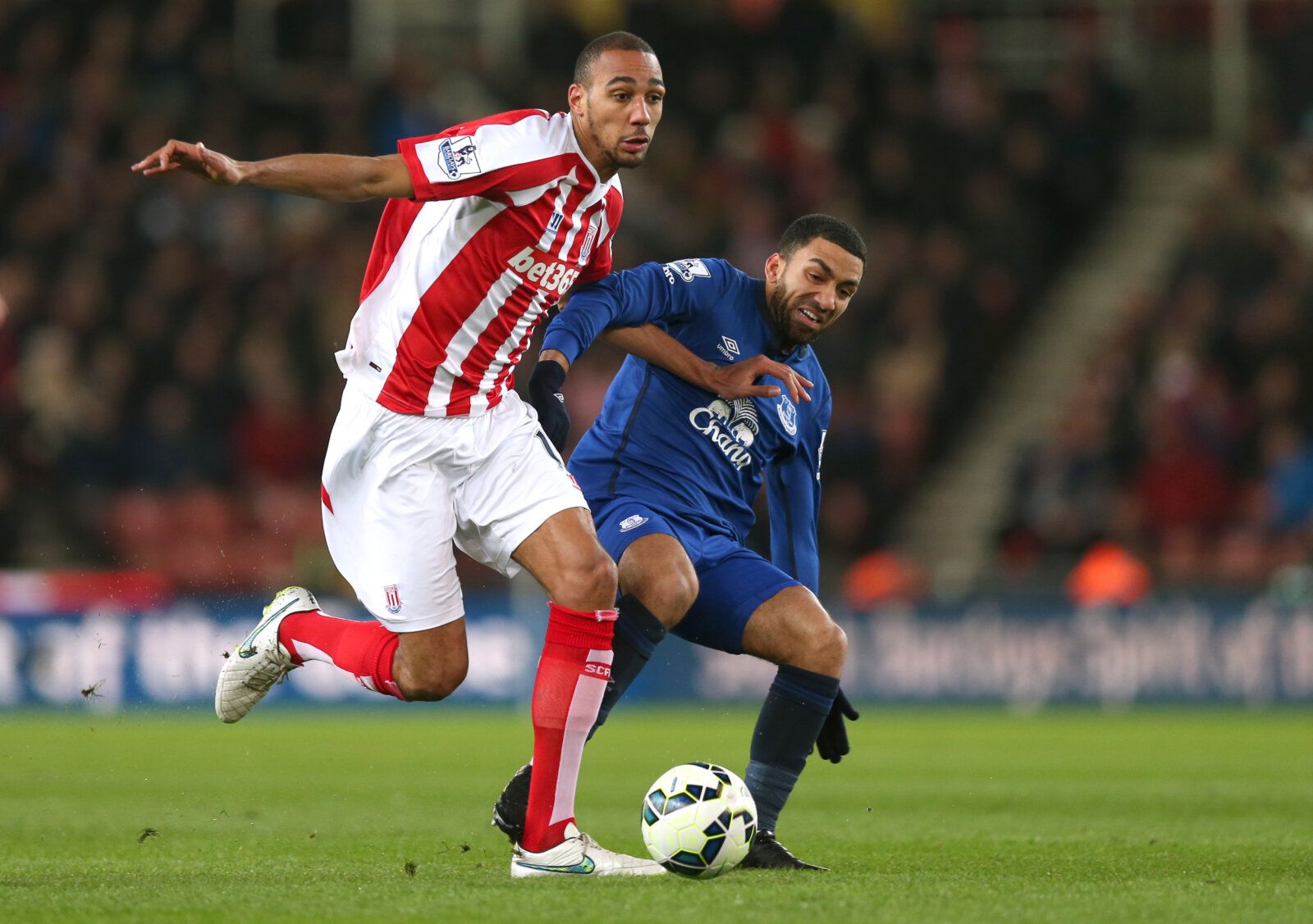 Football - Stoke City v Everton - Barclays Premier League - Britannia Stadium - 4/3/15 
Everton's Aaron Lennon in action with Stoke's Steven Nzonzi  
Action Images via Reuters / Alex Morton 
Livepic 
EDITORIAL USE ONLY. No use with unauthorized audio, video, data, fixture lists, club/league logos or 