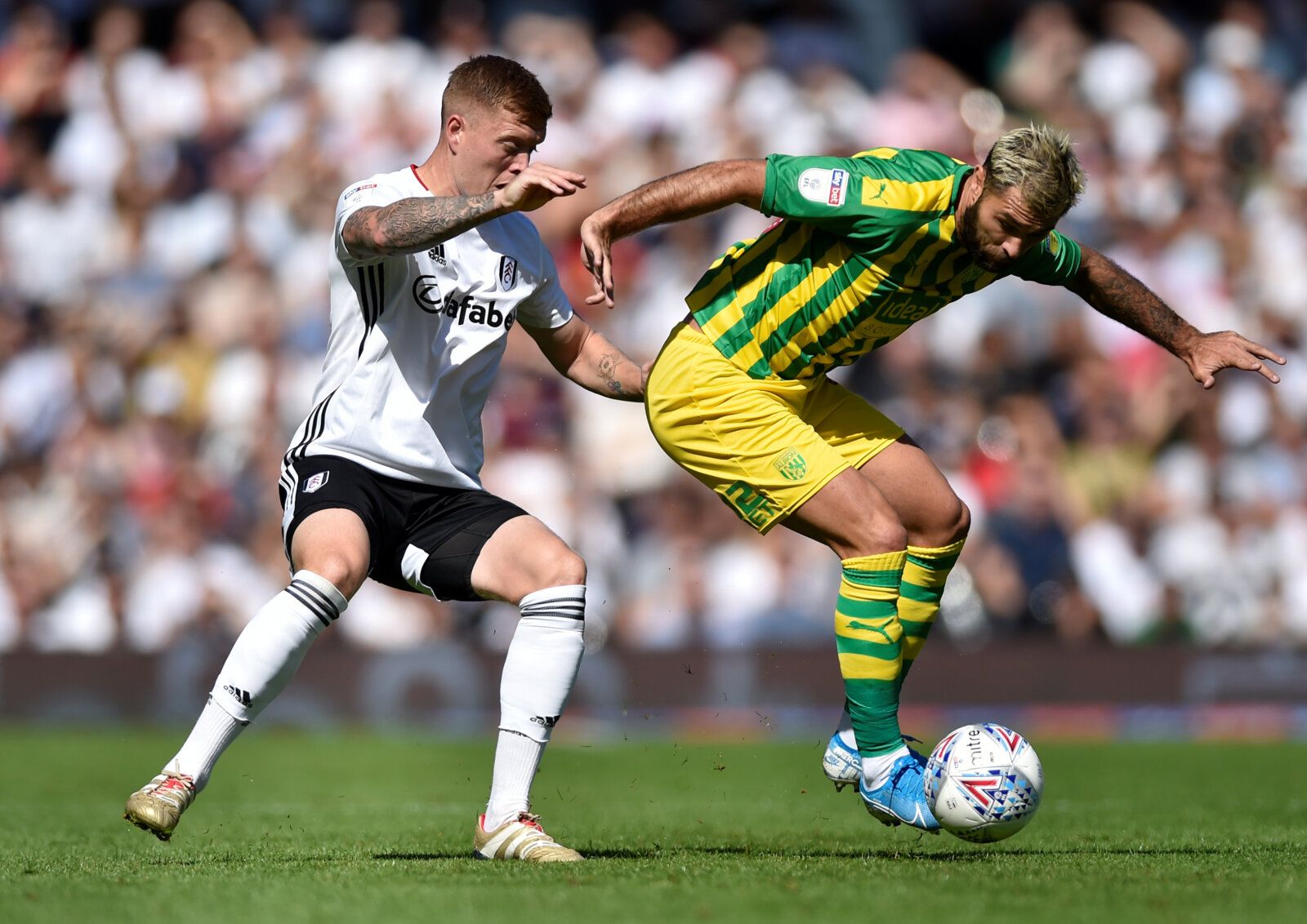Soccer Football - Championship - Fulham v West Bromwich Albion - Craven Cottage, London, Britain - September 14, 2019  West Bromwich Albion's Charlie Austin in action with Fulham's Alfie Mawson    Action Images/Adam Holt  EDITORIAL USE ONLY. No use with unauthorized audio, video, data, fixture lists, club/league logos or 