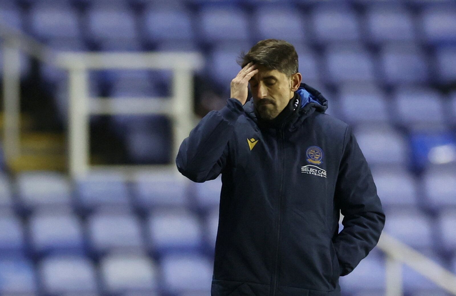 Soccer Football - Championship - Reading v Luton Town - Madejski Stadium, Reading, Britain - January 19, 2022  Reading's Manager Veljko Paunovic looks dejected  Action Images/Paul Childs  EDITORIAL USE ONLY. No use with unauthorized audio, video, data, fixture lists, club/league logos or 