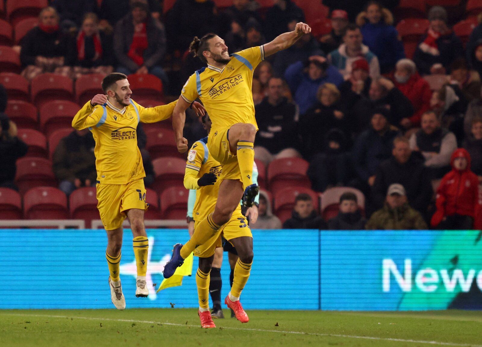 Soccer Football - Championship - Middlesbrough v Reading - Riverside Stadium, Middlesbrough, Britain - January 15, 2022  Reading's Andy Carroll celebrates scoring their first goal with teammates  Action Images/John Clifton  EDITORIAL USE ONLY. No use with unauthorized audio, video, data, fixture lists, club/league logos or 
