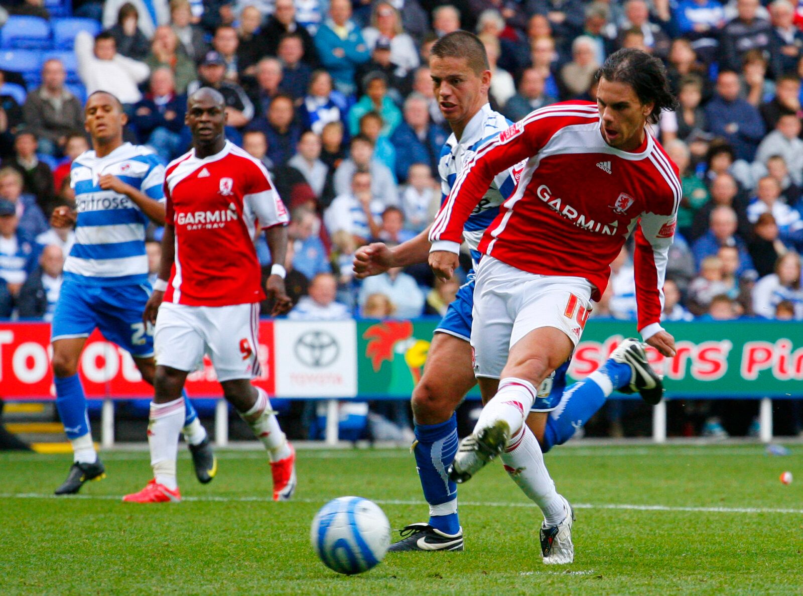 Football - Reading v Middlesbrough - Coca-Cola Football League Championship - The Madejski Stadium - 09/10 - 3/10/09 
Jeremie Aliadiere - Middlesbrough shoots at goal 
Mandatory Credit: Action Images / Andrew Couldridge