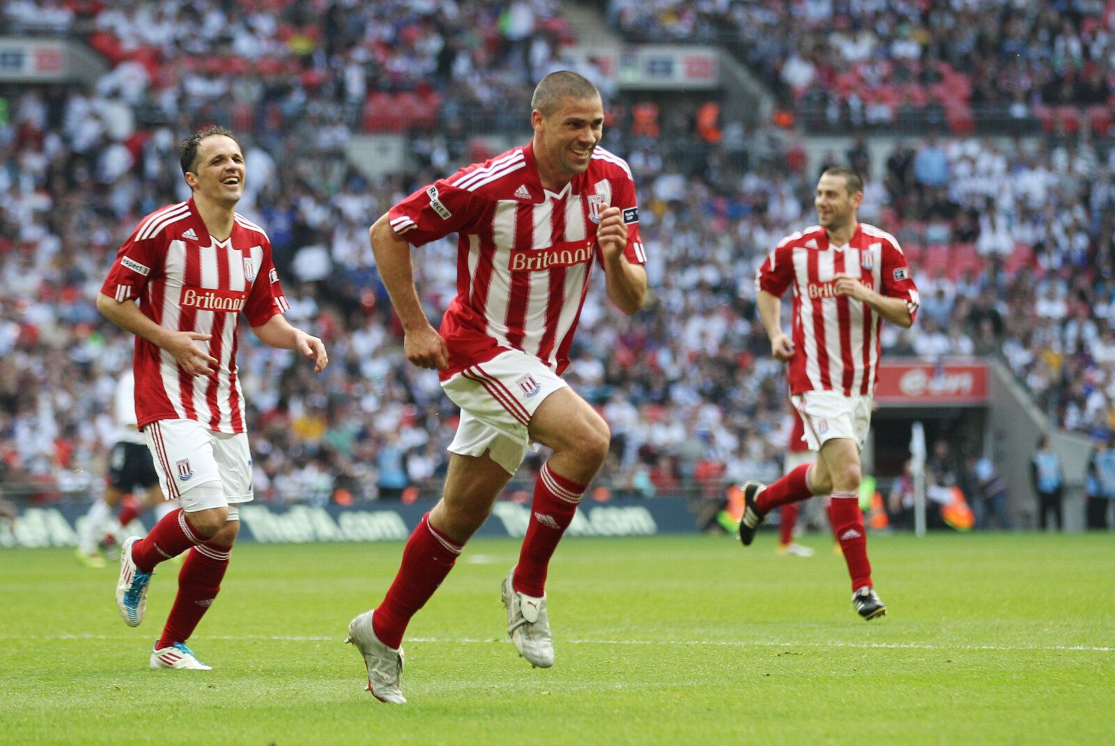 Football - Bolton Wanderers v Stoke City FA Cup Semi Final - Wembley Stadium - 10/11 - 17/4/11 
Jonathan Walters (C) celebrates after scoring the fifth goal for Stoke 
Mandatory Credit: Action Images / Carl Recine 
Livepic