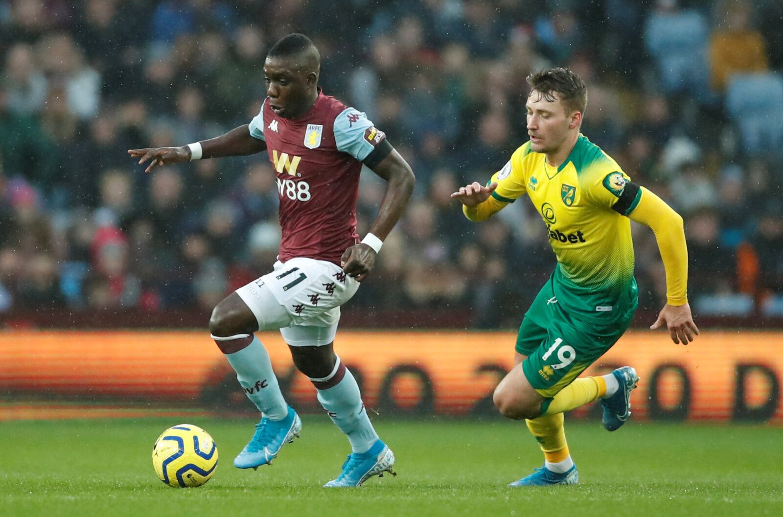 Soccer Football - Premier League - Aston Villa v Norwich City - Villa Park, Birmingham, Britain - December 26, 2019  Aston Villa's Marvelous Nakamba in action with Norwich City's Tom Trybull  Action Images via Reuters/Andrew Boyers  EDITORIAL USE ONLY. No use with unauthorized audio, video, data, fixture lists, club/league logos or 