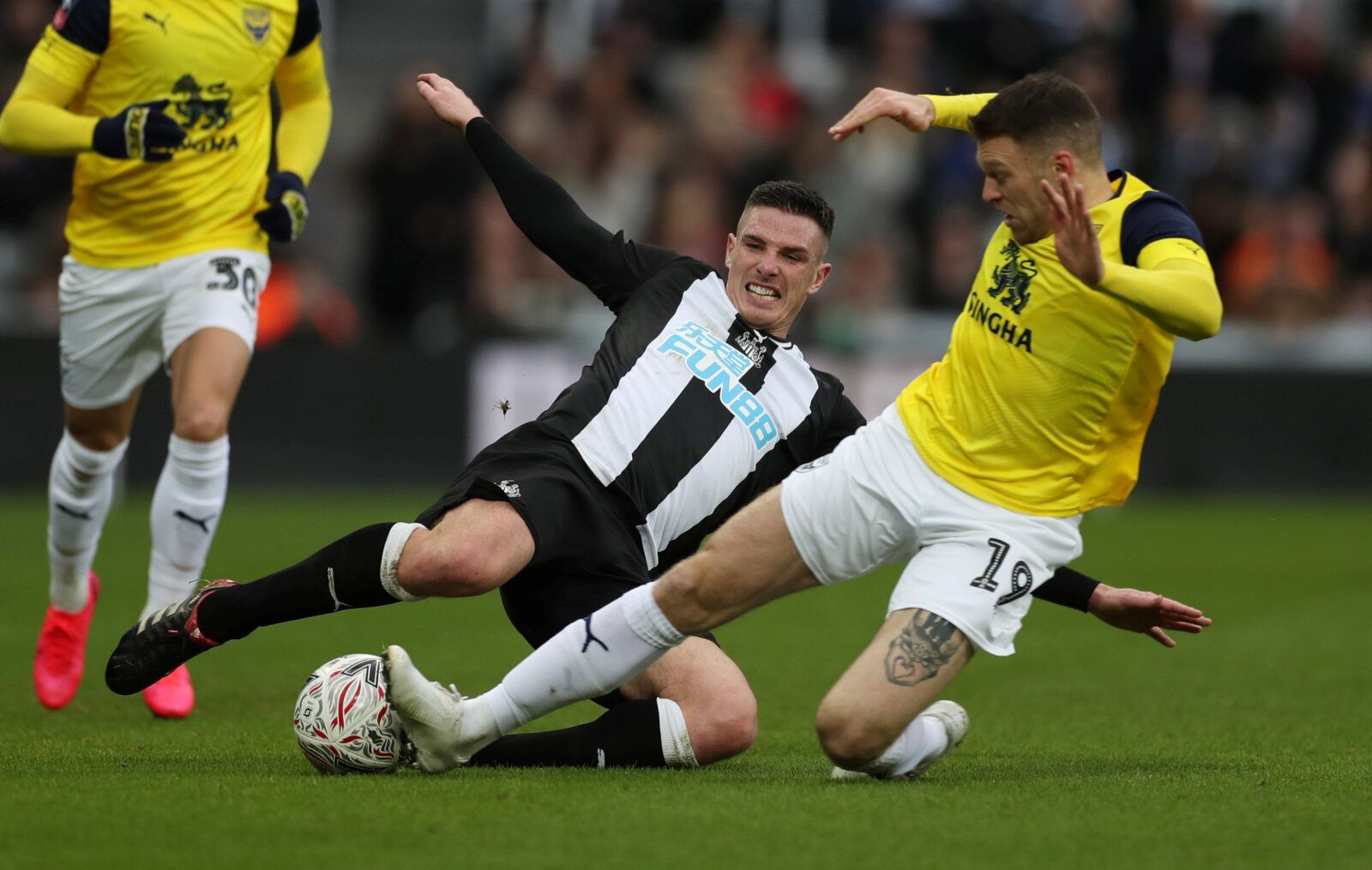 Soccer Football - FA Cup Fourth Round - Newcastle United v Oxford United - St James' Park, Newcastle, Britain - January 25, 2020  Oxford United's Jamie Mackie in action with Newcastle United's Ciaran Clark   Action Images via Reuters/Lee Smith