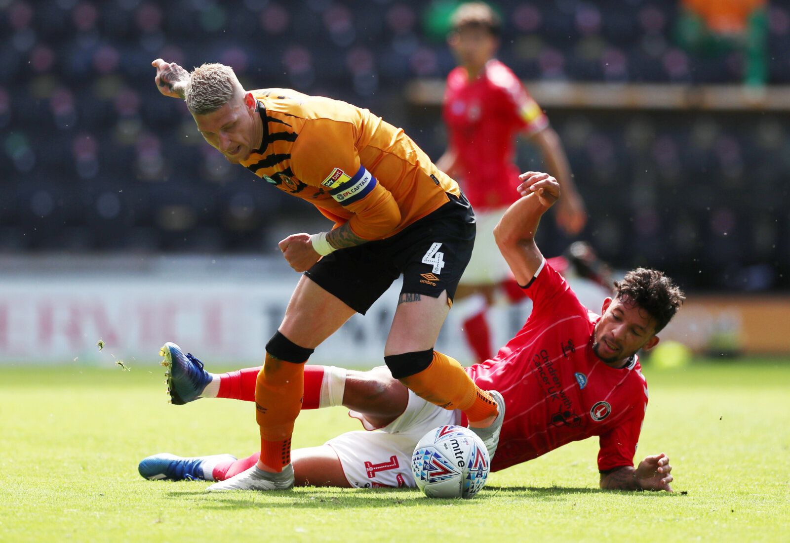 Soccer Football - Championship - Hull City v Charlton Athletic - KCOM Stadium, Hull, Britain - June 20, 2020  Hull's Jordy de Wijs in action with Charlton's Macauley Bonne, as play resumes behind closed doors following the outbreak of the coronavirus disease (COVID-19)  Action Images/Lee Smith  EDITORIAL USE ONLY. No use with unauthorized audio, video, data, fixture lists, club/league logos or 