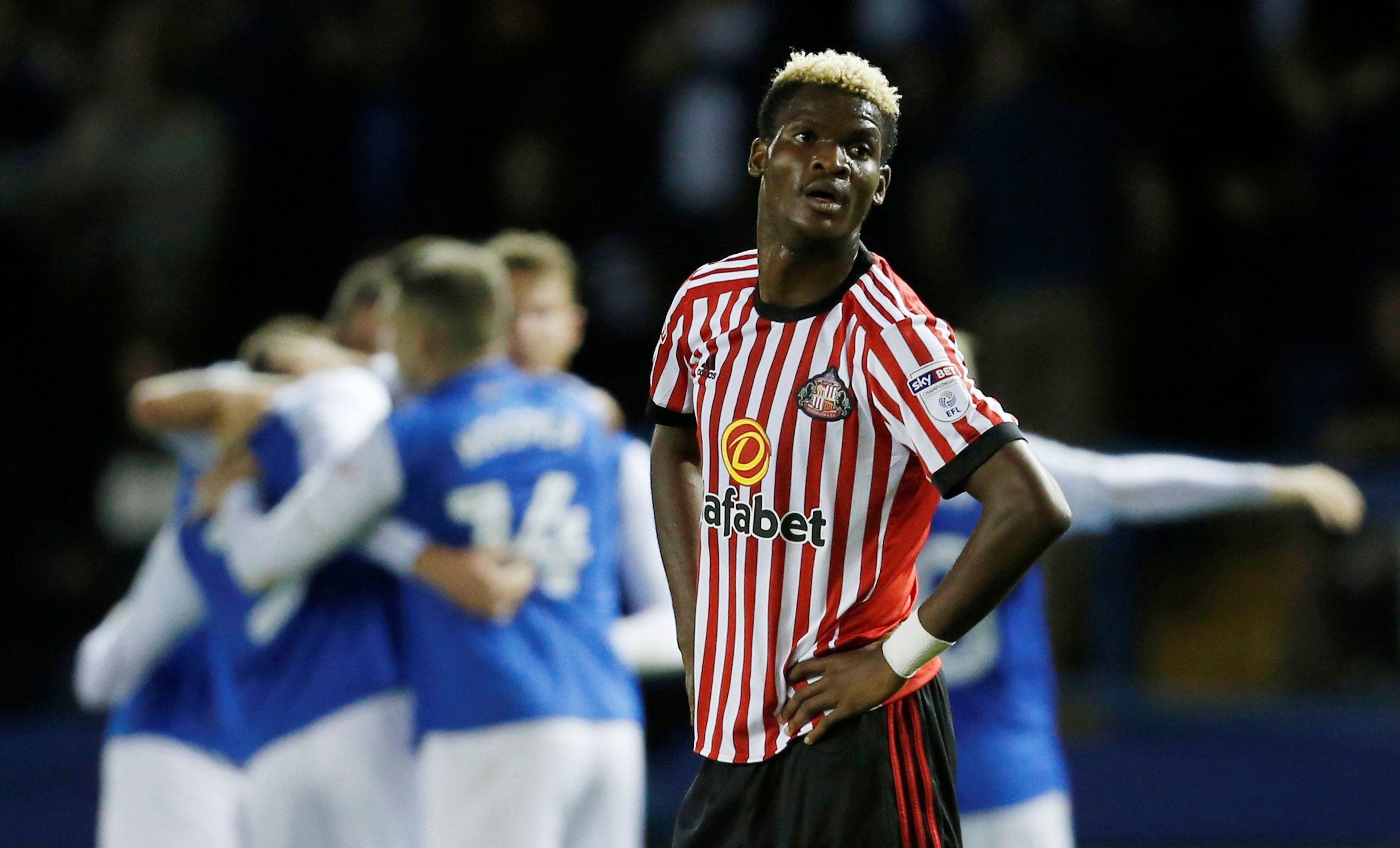 Soccer Football - Championship - Sheffield Wednesday vs Sunderland - Sheffield, Britain - August 16, 2017   Sunderland's Didier Ndong looks dejected as Sheffield Wednesday celebrate their first goal    Action Images/Ed Sykes    EDITORIAL USE ONLY. No use with unauthorized audio, video, data, fixture lists, club/league logos or 